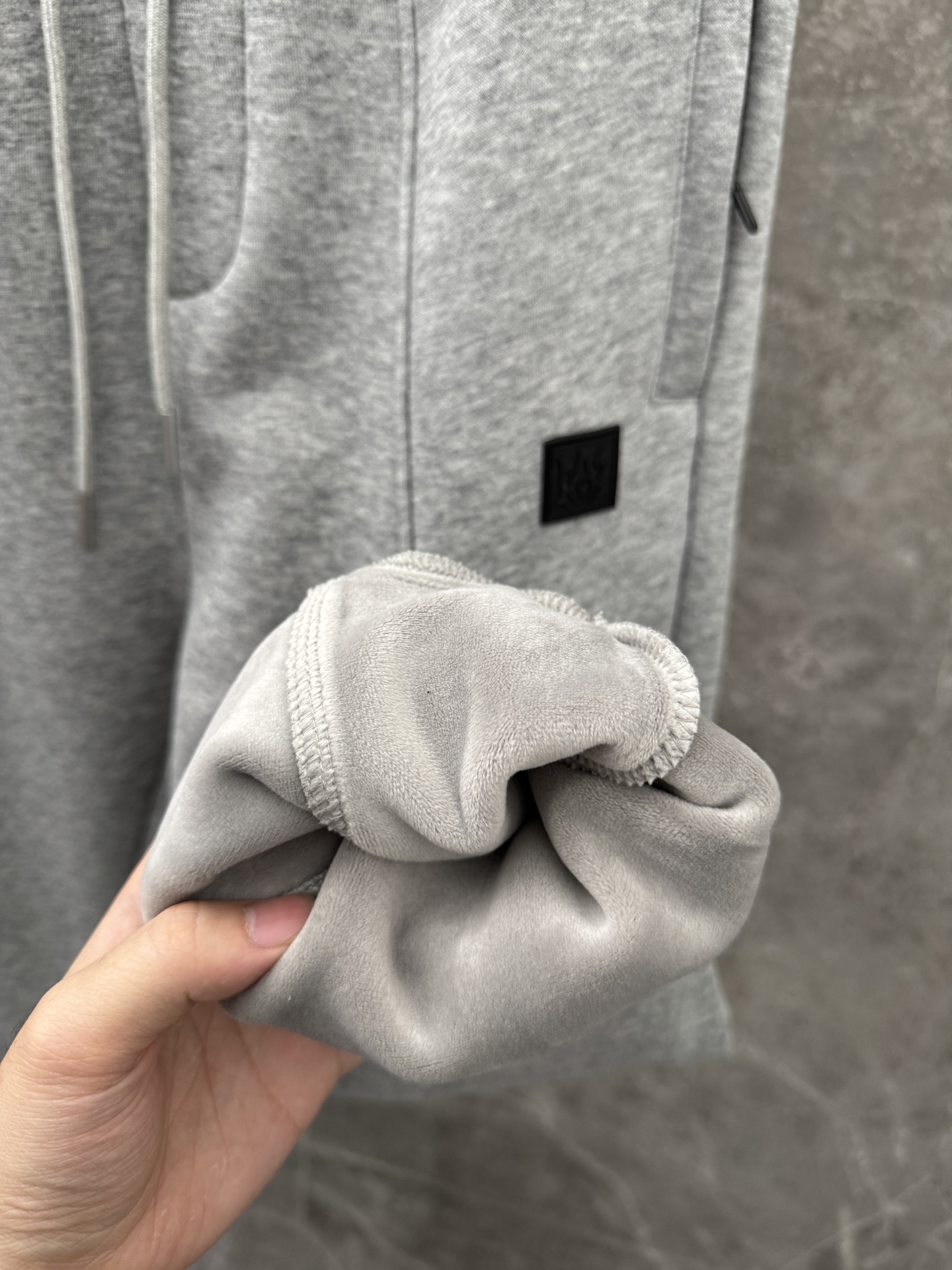 P240  AMIRI🌈🌈 重磅加绒加厚宽松收脚卫裤，采用优质面料，超级舒适，面料极好亲肤舒适，前后品牌标识细节拉满，整体轮廓版型设计完美，挺括有型！干净利落高级感！
颜色：黑色、灰色
码数：M－XXXL