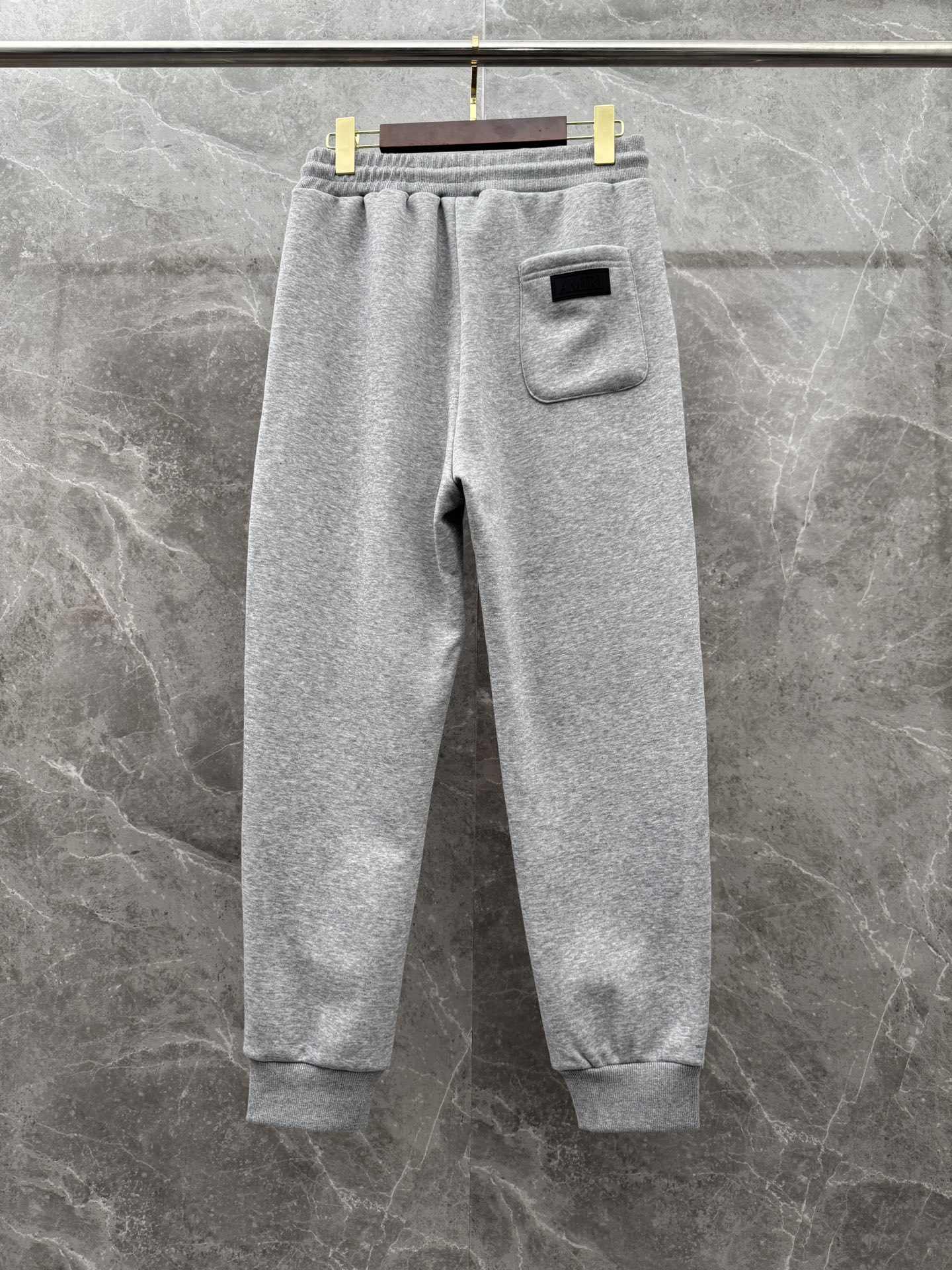 P240  AMIRI🌈🌈 重磅加绒加厚宽松收脚卫裤，采用优质面料，超级舒适，面料极好亲肤舒适，前后品牌标识细节拉满，整体轮廓版型设计完美，挺括有型！干净利落高级感！
颜色：黑色、灰色
码数：M－XXXL