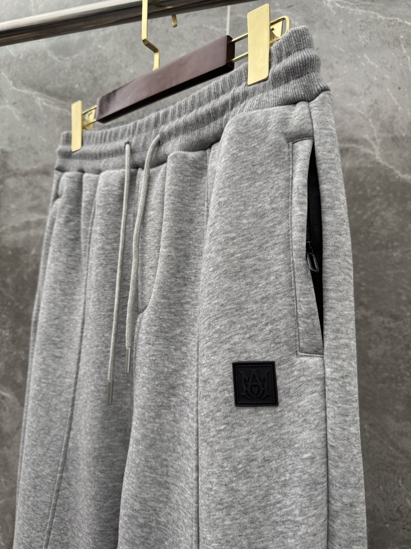 P240  AMIRI🌈🌈 重磅加绒加厚宽松收脚卫裤，采用优质面料，超级舒适，面料极好亲肤舒适，前后品牌标识细节拉满，整体轮廓版型设计完美，挺括有型！干净利落高级感！
颜色：黑色、灰色
码数：M－XXXL