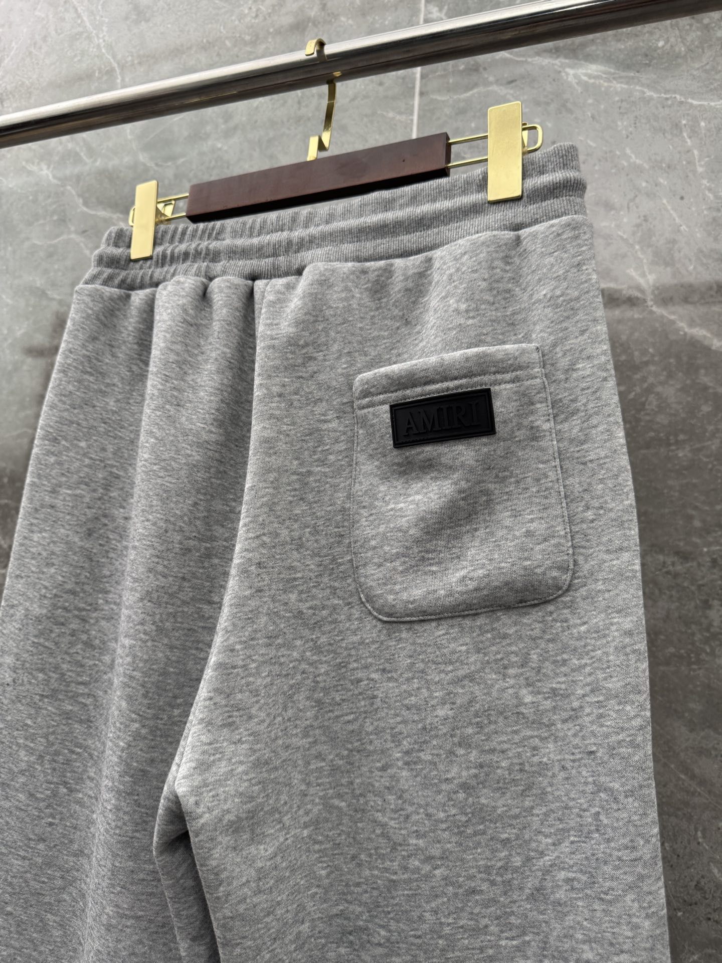 P240  AMIRI🌈🌈 重磅加绒加厚宽松收脚卫裤，采用优质面料，超级舒适，面料极好亲肤舒适，前后品牌标识细节拉满，整体轮廓版型设计完美，挺括有型！干净利落高级感！
颜色：黑色、灰色
码数：M－XXXL