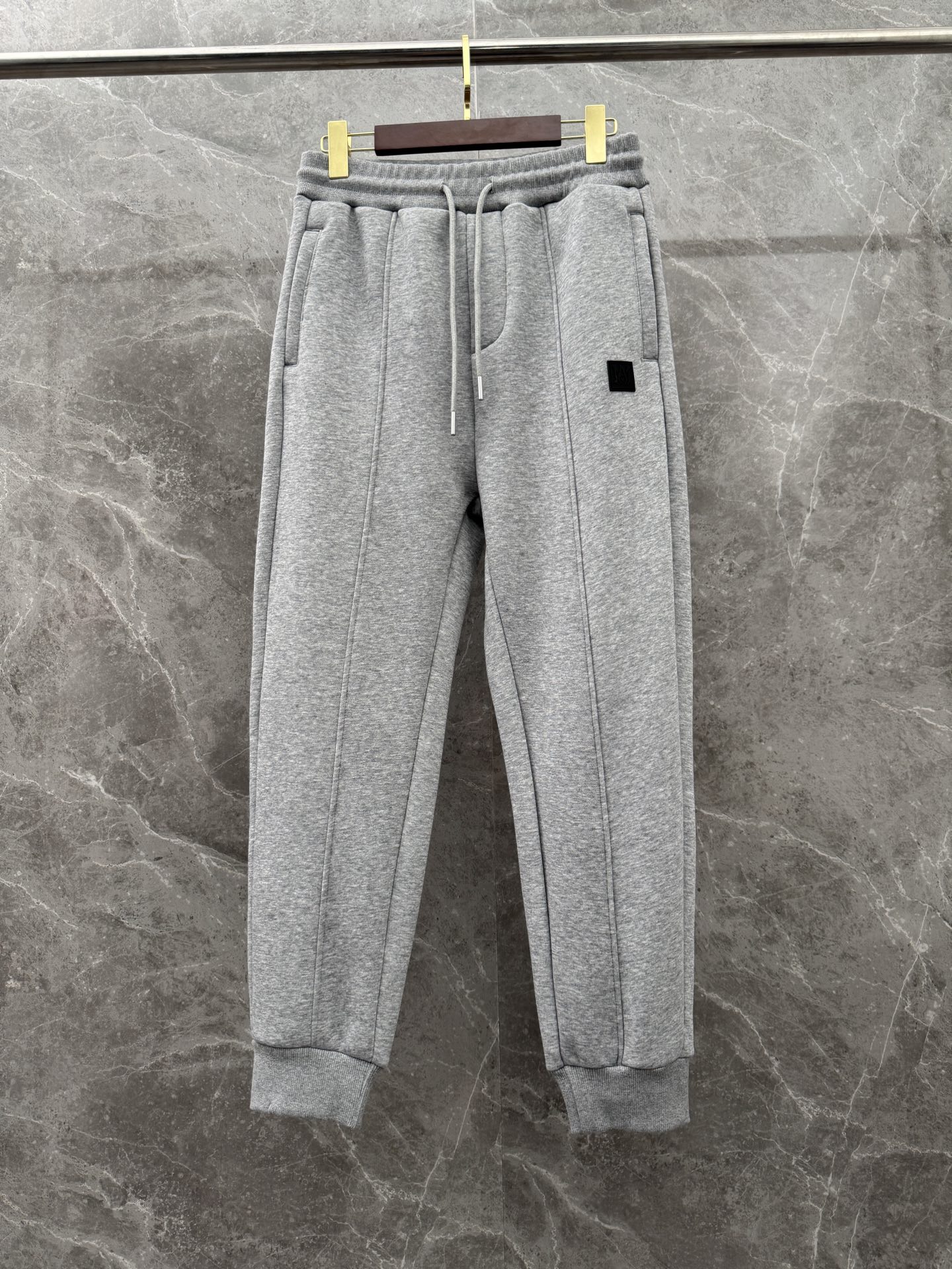 P240  AMIRI🌈🌈 重磅加绒加厚宽松收脚卫裤，采用优质面料，超级舒适，面料极好亲肤舒适，前后品牌标识细节拉满，整体轮廓版型设计完美，挺括有型！干净利落高级感！
颜色：黑色、灰色
码数：M－XXXL