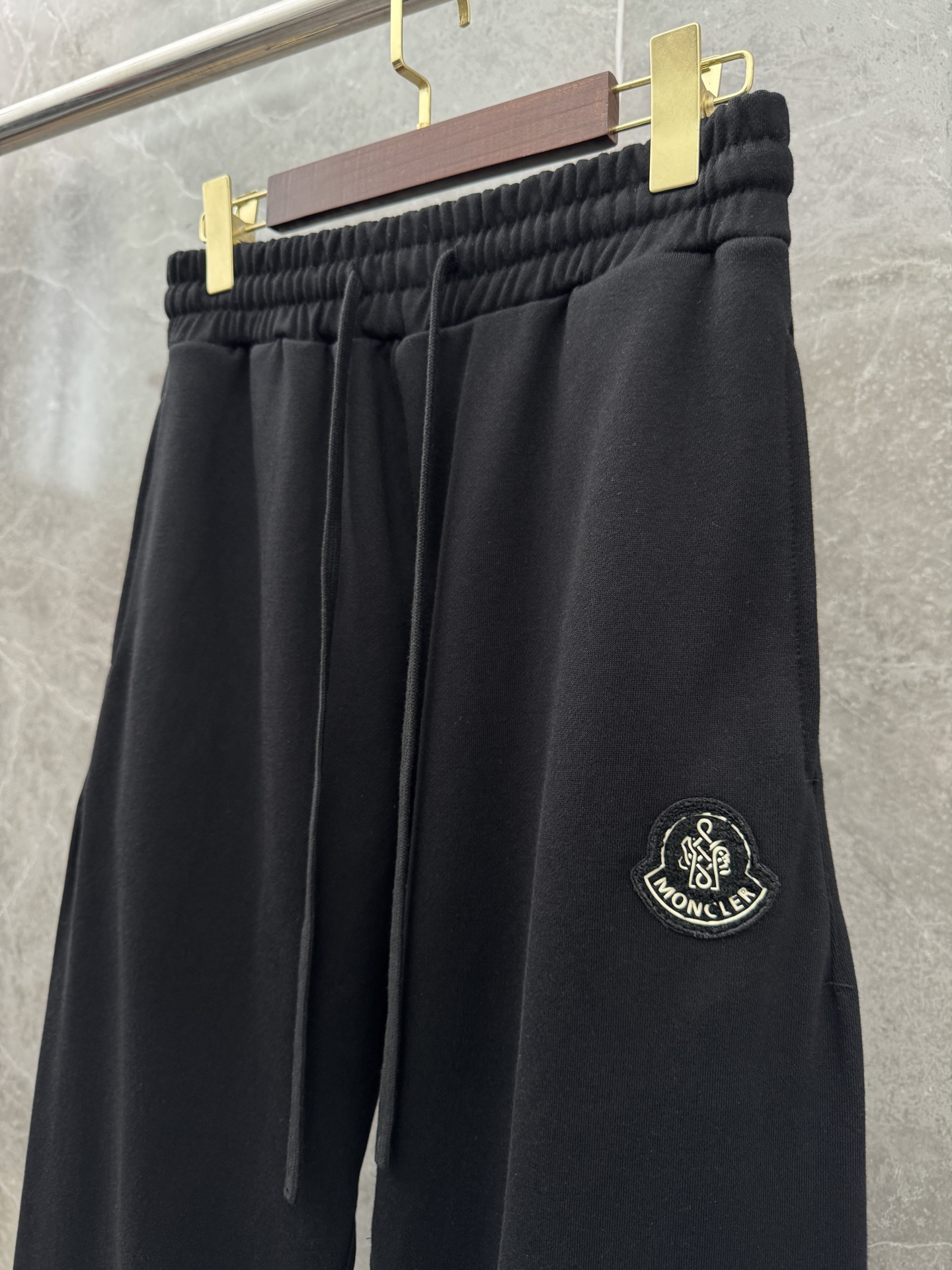 P240  蒙口🌈🌈新款重磅直筒卫裤裤！采用高定优质面料，亲肤舒适细腻，久穿不变形不起皱，耐穿性能强。腰部松紧带抽绳设计，车缝线整齐规律。百搭款！
颜色：黑色、红色
尺码 ：S-XL