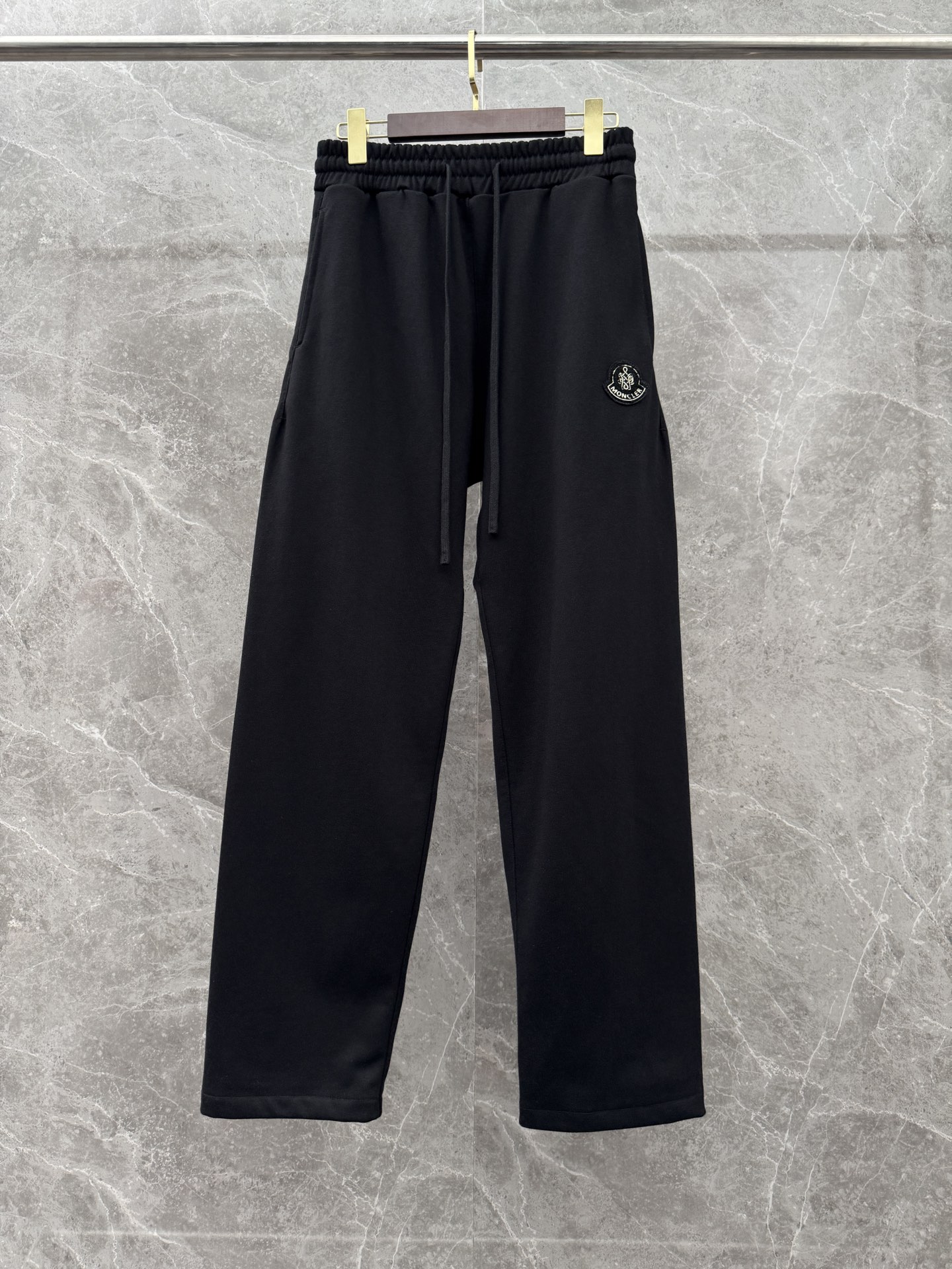 P240  蒙口🌈🌈新款重磅直筒卫裤裤！采用高定优质面料，亲肤舒适细腻，久穿不变形不起皱，耐穿性能强。腰部松紧带抽绳设计，车缝线整齐规律。百搭款！
颜色：黑色、红色
尺码 ：S-XL