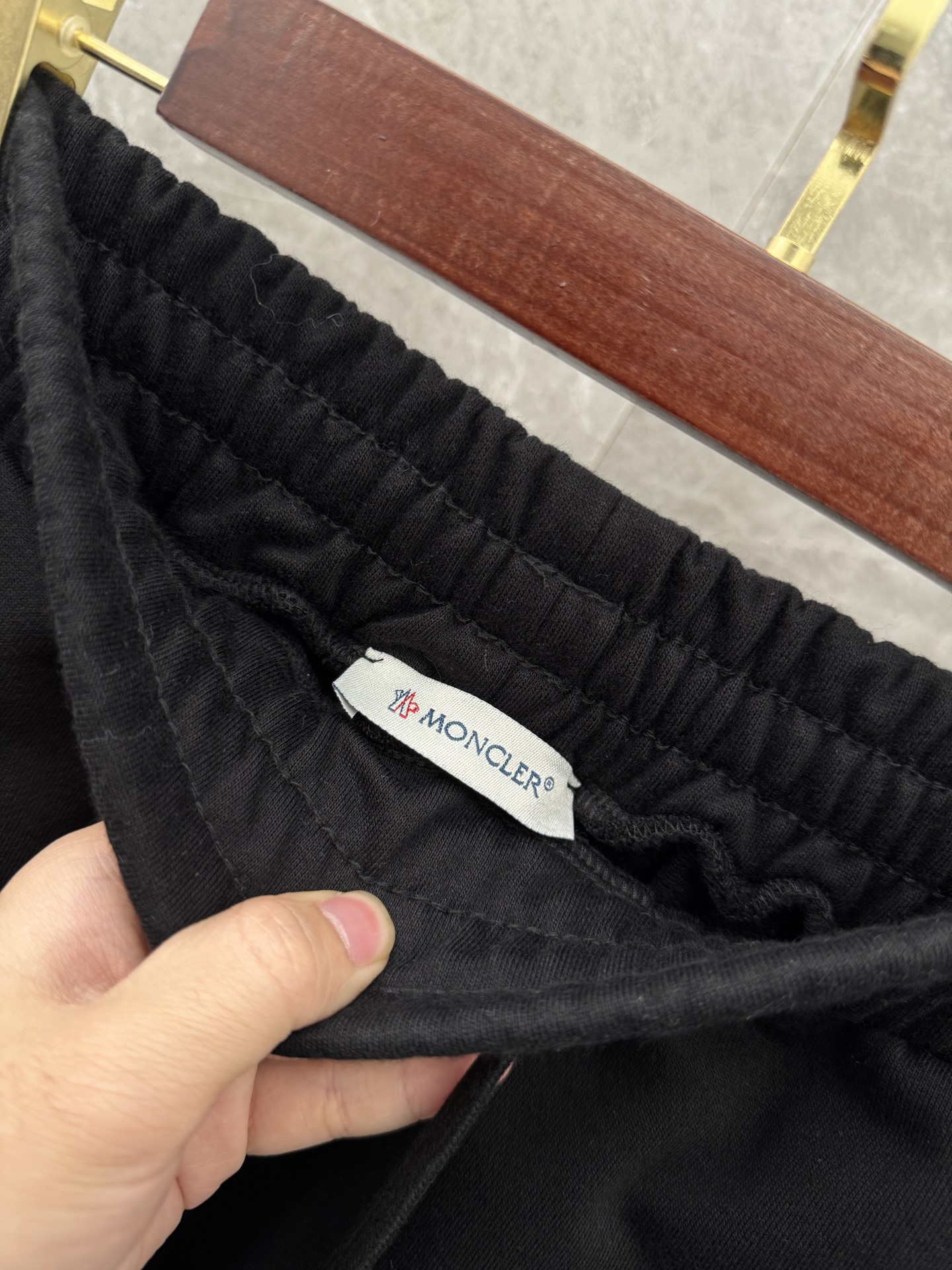 P240  蒙口🌈🌈新款重磅直筒卫裤裤！采用高定优质面料，亲肤舒适细腻，久穿不变形不起皱，耐穿性能强。腰部松紧带抽绳设计，车缝线整齐规律。百搭款！
颜色：黑色、红色
尺码 ：S-XL