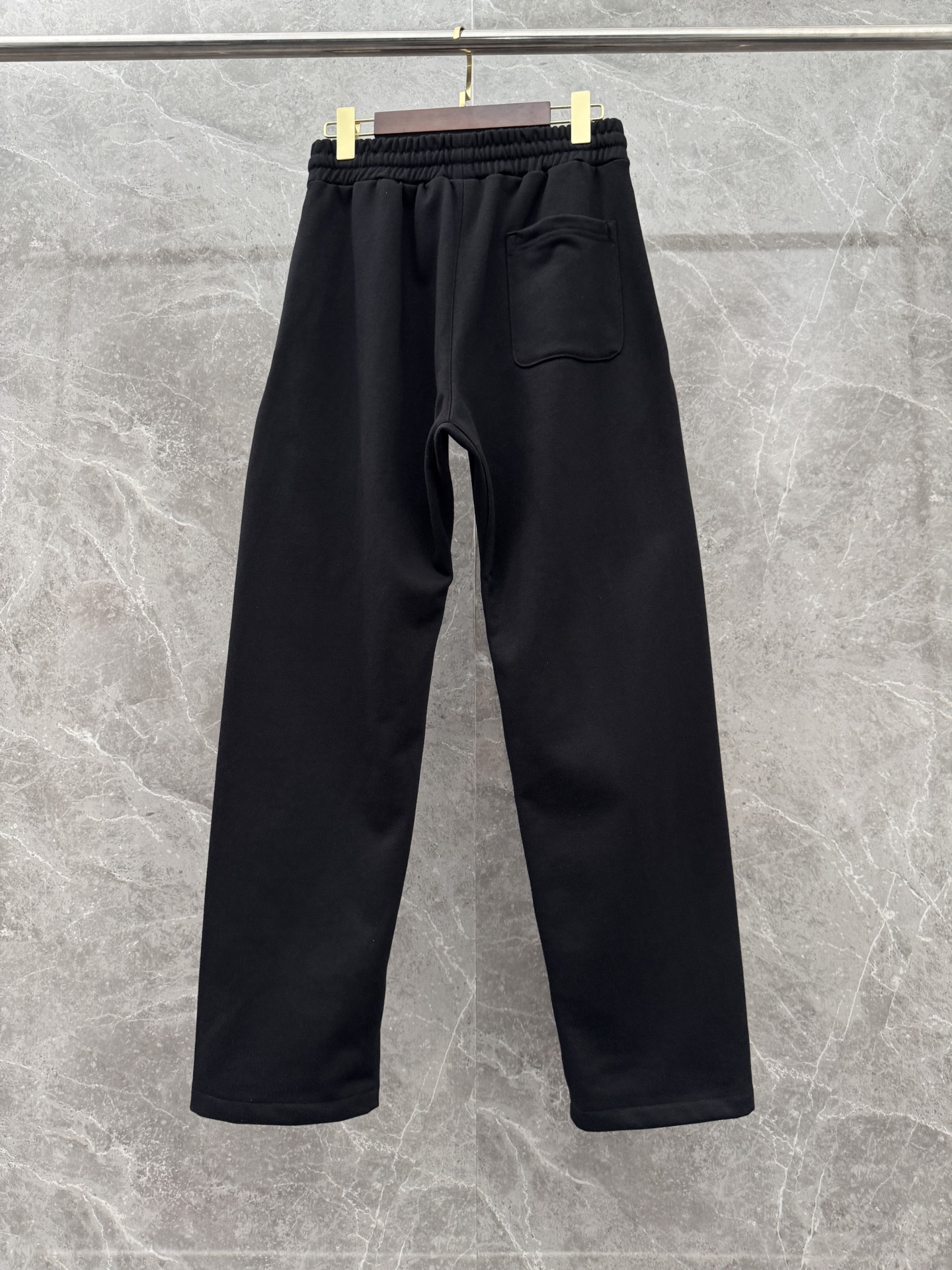 P240  蒙口🌈🌈新款重磅直筒卫裤裤！采用高定优质面料，亲肤舒适细腻，久穿不变形不起皱，耐穿性能强。腰部松紧带抽绳设计，车缝线整齐规律。百搭款！
颜色：黑色、红色
尺码 ：S-XL