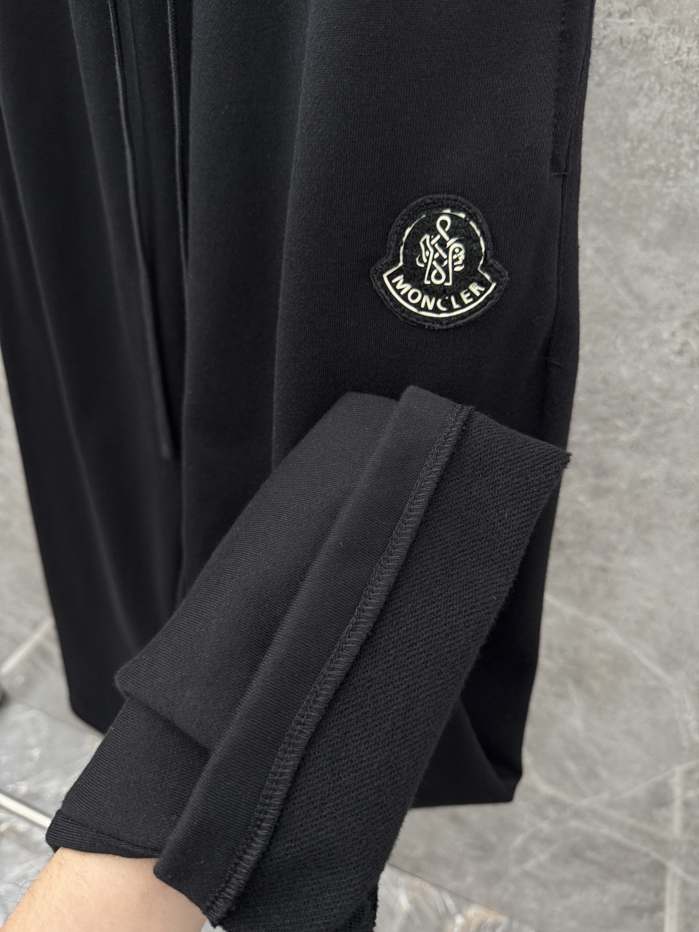 P240  蒙口🌈🌈新款重磅直筒卫裤裤！采用高定优质面料，亲肤舒适细腻，久穿不变形不起皱，耐穿性能强。腰部松紧带抽绳设计，车缝线整齐规律。百搭款！
颜色：黑色、红色
尺码 ：S-XL