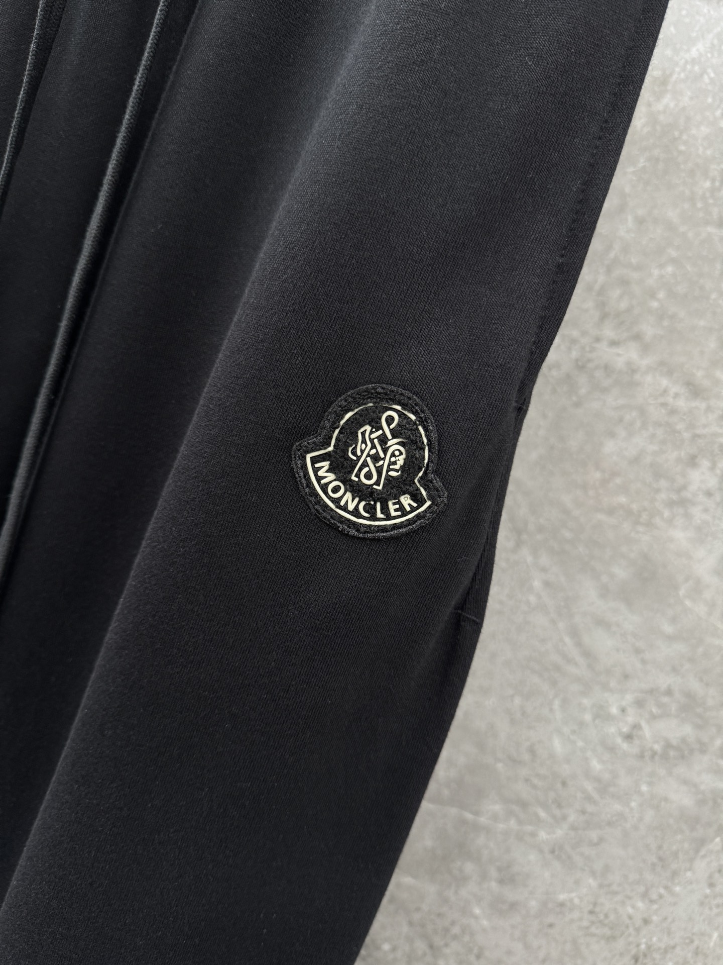 P240  蒙口🌈🌈新款重磅直筒卫裤裤！采用高定优质面料，亲肤舒适细腻，久穿不变形不起皱，耐穿性能强。腰部松紧带抽绳设计，车缝线整齐规律。百搭款！
颜色：黑色、红色
尺码 ：S-XL