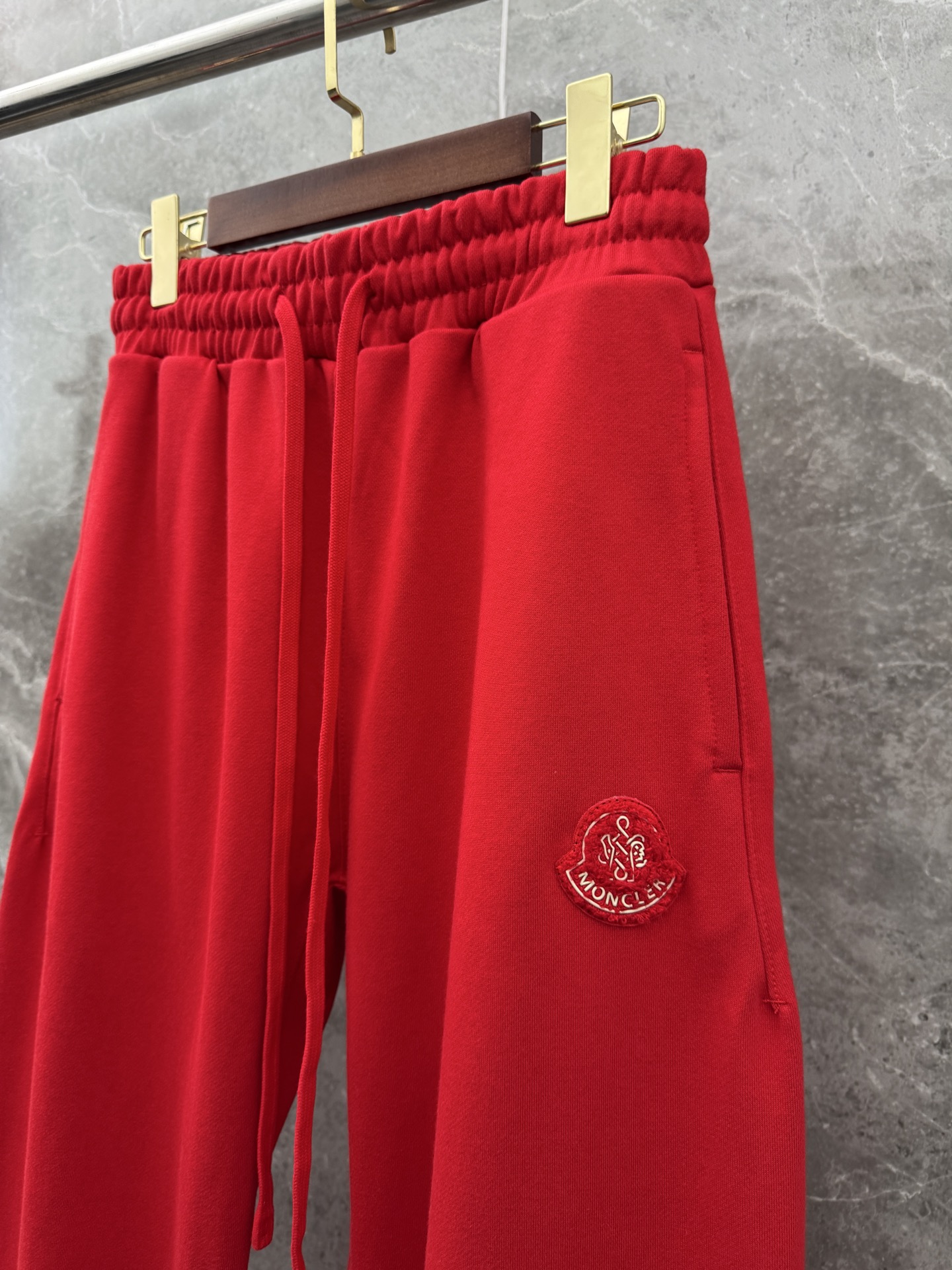 P240  蒙口🌈🌈新款重磅直筒卫裤裤！采用高定优质面料，亲肤舒适细腻，久穿不变形不起皱，耐穿性能强。腰部松紧带抽绳设计，车缝线整齐规律。百搭款！
颜色：黑色、红色
尺码 ：S-XL