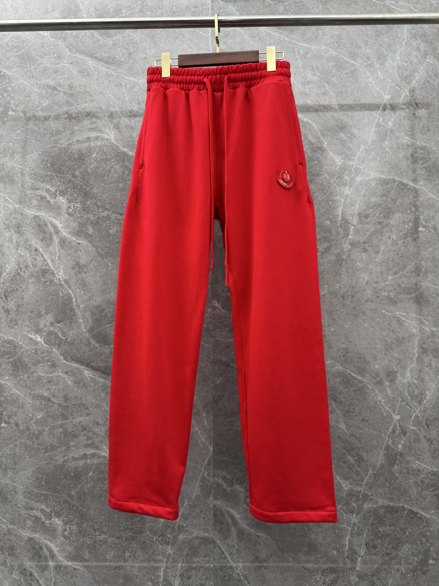 P240  蒙口🌈🌈新款重磅直筒卫裤裤！采用高定优质面料，亲肤舒适细腻，久穿不变形不起皱，耐穿性能强。腰部松紧带抽绳设计，车缝线整齐规律。百搭款！
颜色：黑色、红色
尺码 ：S-XL