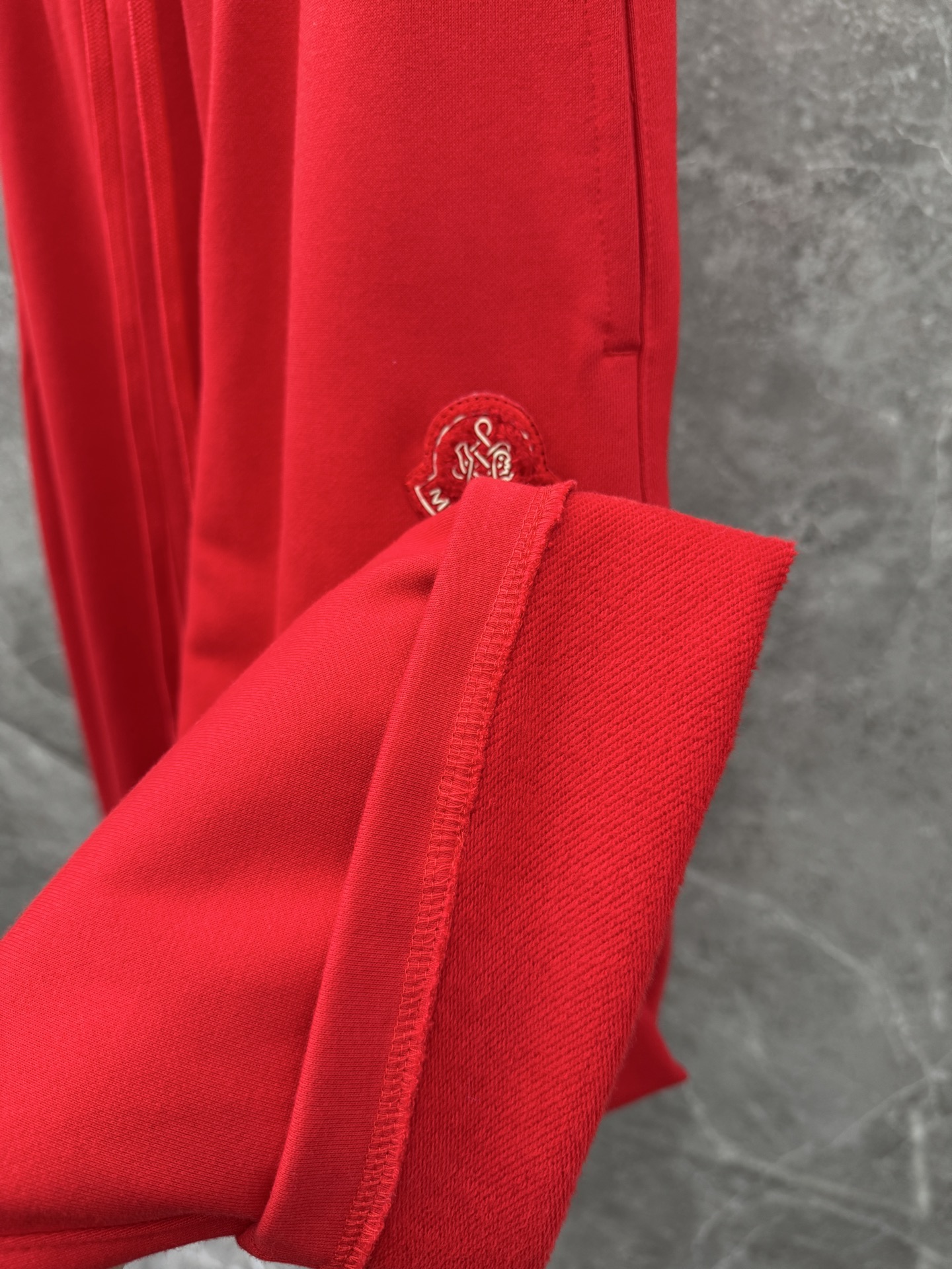 P240  蒙口🌈🌈新款重磅直筒卫裤裤！采用高定优质面料，亲肤舒适细腻，久穿不变形不起皱，耐穿性能强。腰部松紧带抽绳设计，车缝线整齐规律。百搭款！
颜色：黑色、红色
尺码 ：S-XL