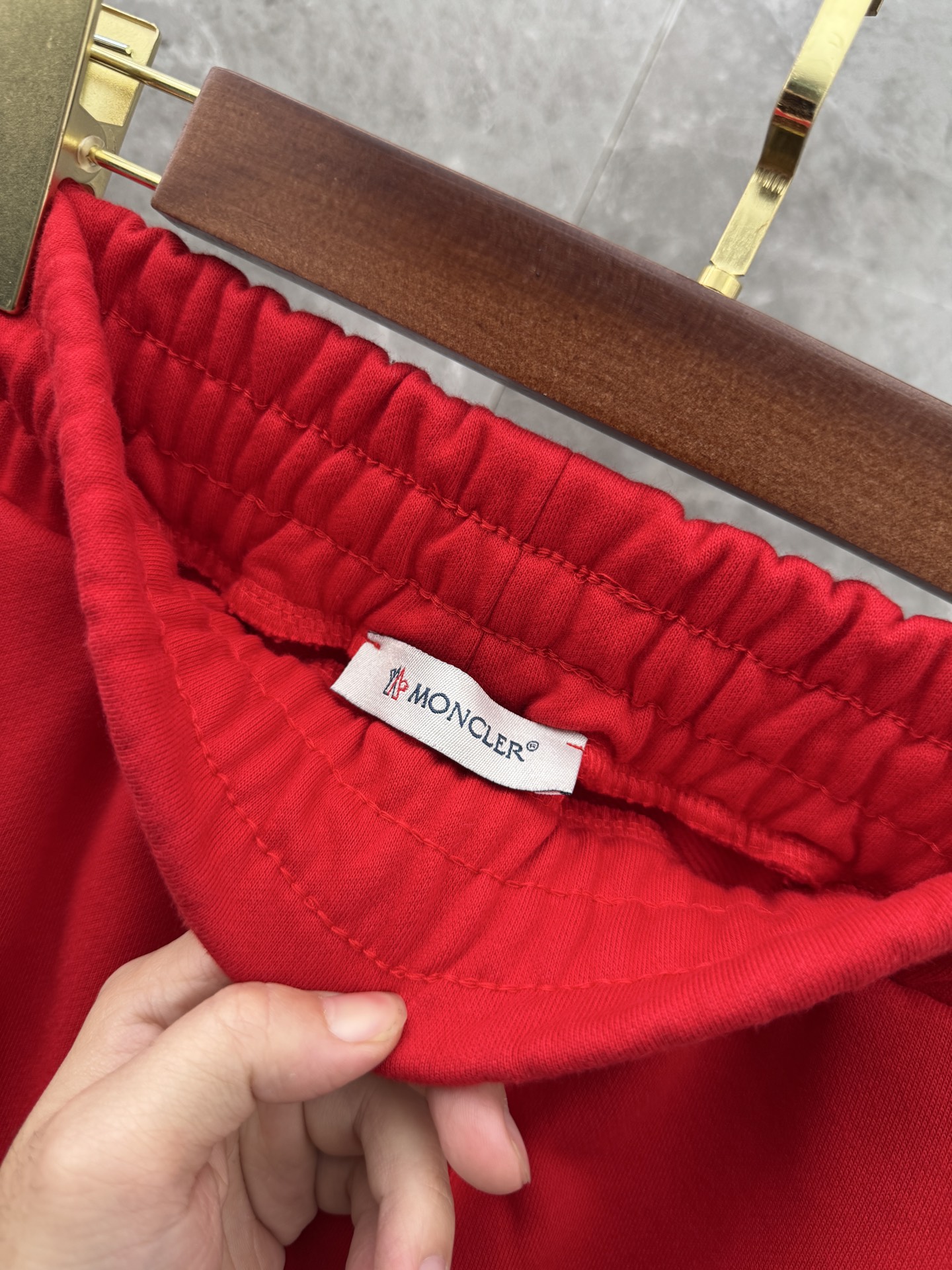 P240  蒙口🌈🌈新款重磅直筒卫裤裤！采用高定优质面料，亲肤舒适细腻，久穿不变形不起皱，耐穿性能强。腰部松紧带抽绳设计，车缝线整齐规律。百搭款！
颜色：黑色、红色
尺码 ：S-XL