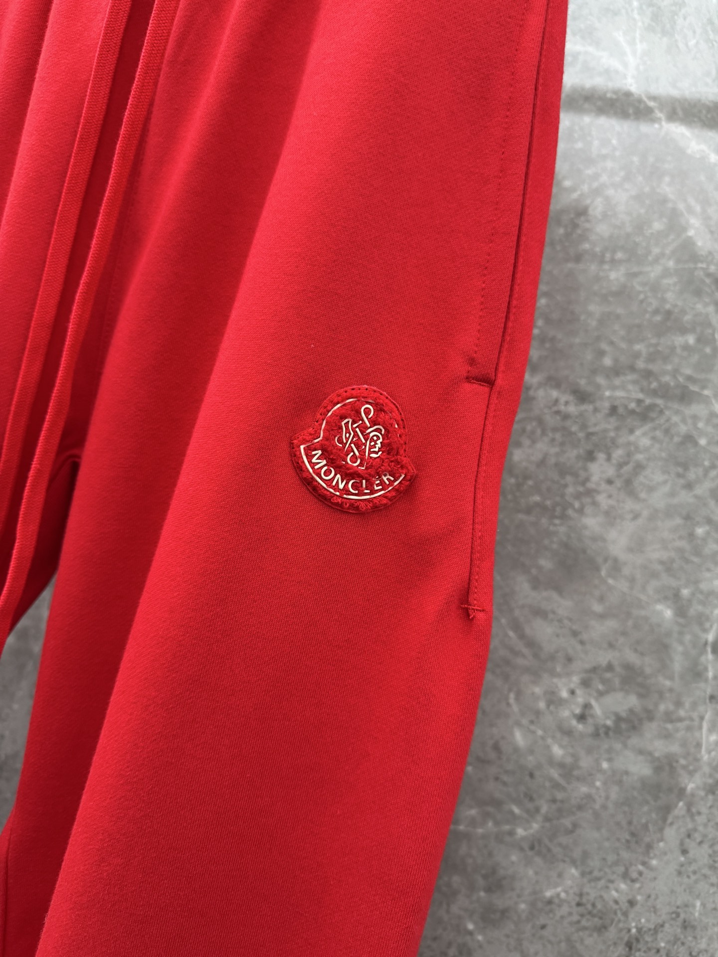 P240  蒙口🌈🌈新款重磅直筒卫裤裤！采用高定优质面料，亲肤舒适细腻，久穿不变形不起皱，耐穿性能强。腰部松紧带抽绳设计，车缝线整齐规律。百搭款！
颜色：黑色、红色
尺码 ：S-XL