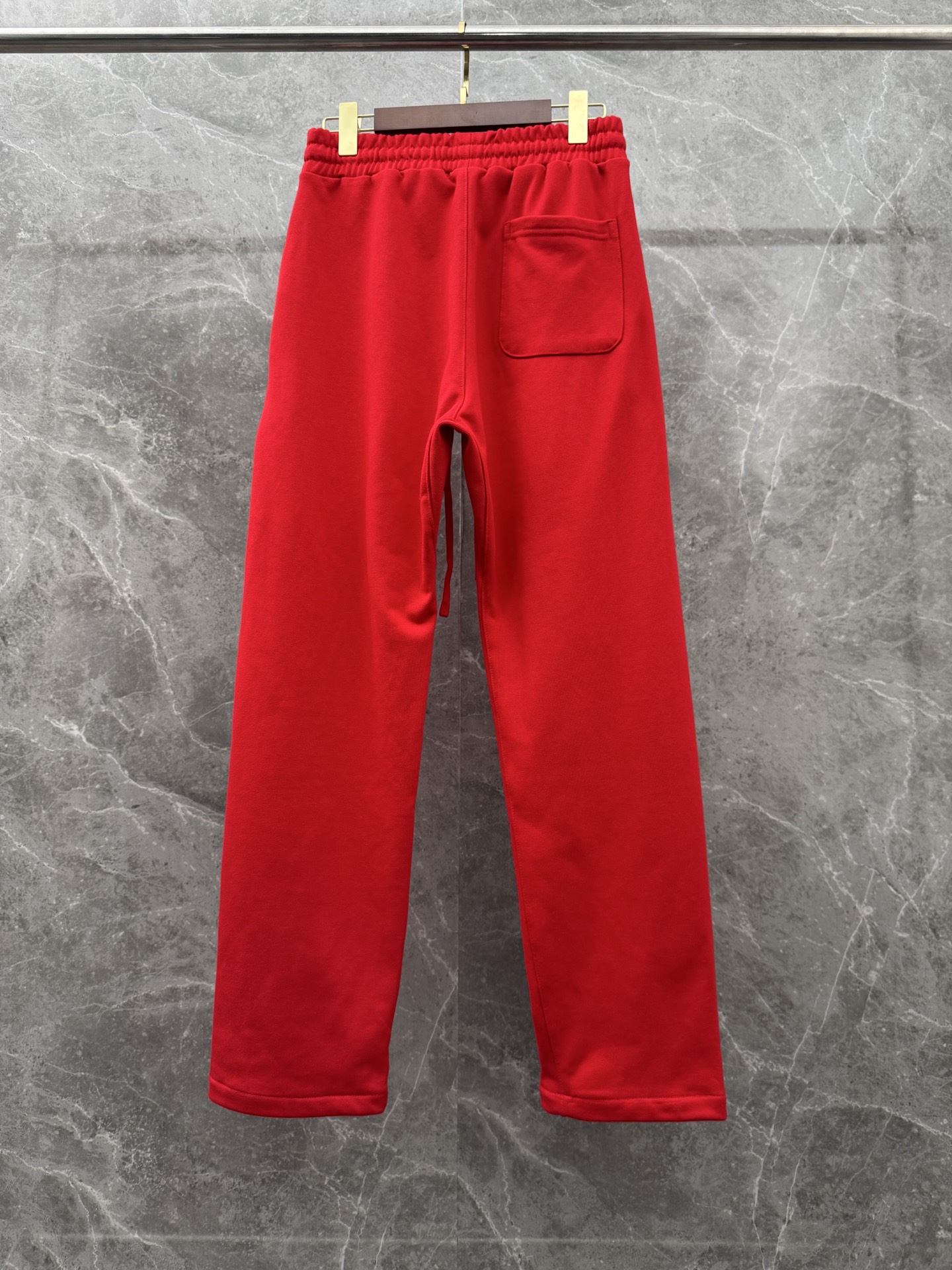 P240  蒙口🌈🌈新款重磅直筒卫裤裤！采用高定优质面料，亲肤舒适细腻，久穿不变形不起皱，耐穿性能强。腰部松紧带抽绳设计，车缝线整齐规律。百搭款！
颜色：黑色、红色
尺码 ：S-XL