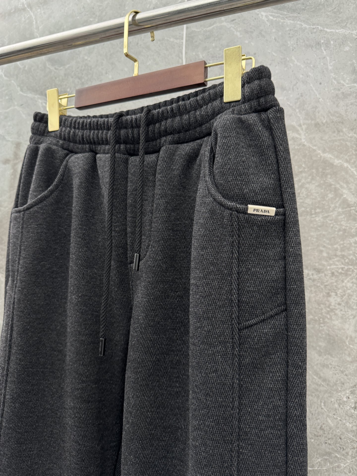 P240  普家🌈🌈新款加绒老钱风直筒裤，3D立裁！垂顺直筒长裤醋酸羊毛裤秋冬加绒加厚保暖，超级舒适透气！侧边标识点缀，版型上身效果洋气十足！商务休闲两用，
颜色：黑色、灰色、浅卡色
码数：M-XXXL