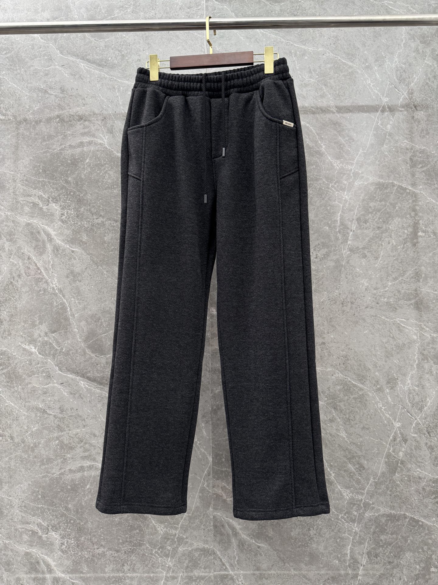 P240  普家🌈🌈新款加绒老钱风直筒裤，3D立裁！垂顺直筒长裤醋酸羊毛裤秋冬加绒加厚保暖，超级舒适透气！侧边标识点缀，版型上身效果洋气十足！商务休闲两用，
颜色：黑色、灰色、浅卡色
码数：M-XXXL