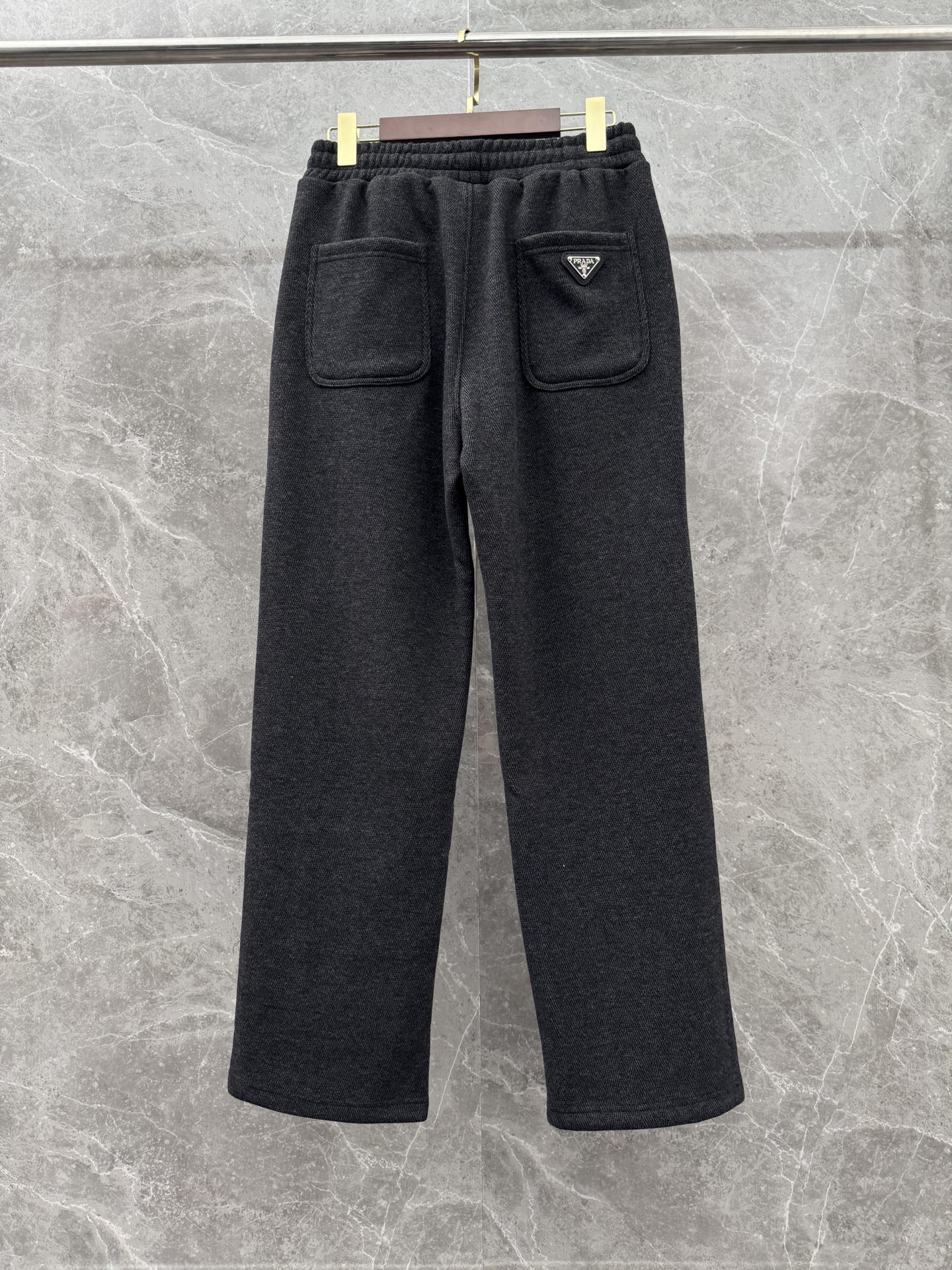 P240  普家🌈🌈新款加绒老钱风直筒裤，3D立裁！垂顺直筒长裤醋酸羊毛裤秋冬加绒加厚保暖，超级舒适透气！侧边标识点缀，版型上身效果洋气十足！商务休闲两用，
颜色：黑色、灰色、浅卡色
码数：M-XXXL