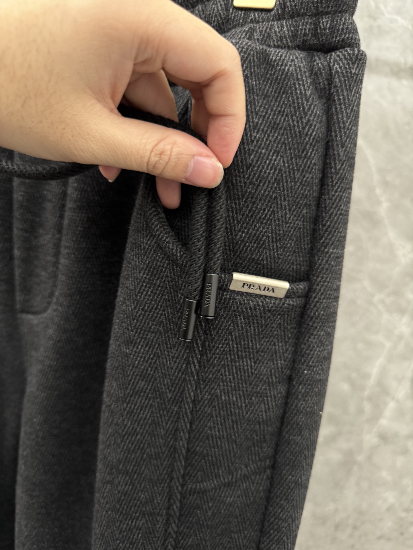 P240  普家🌈🌈新款加绒老钱风直筒裤，3D立裁！垂顺直筒长裤醋酸羊毛裤秋冬加绒加厚保暖，超级舒适透气！侧边标识点缀，版型上身效果洋气十足！商务休闲两用，
颜色：黑色、灰色、浅卡色
码数：M-XXXL