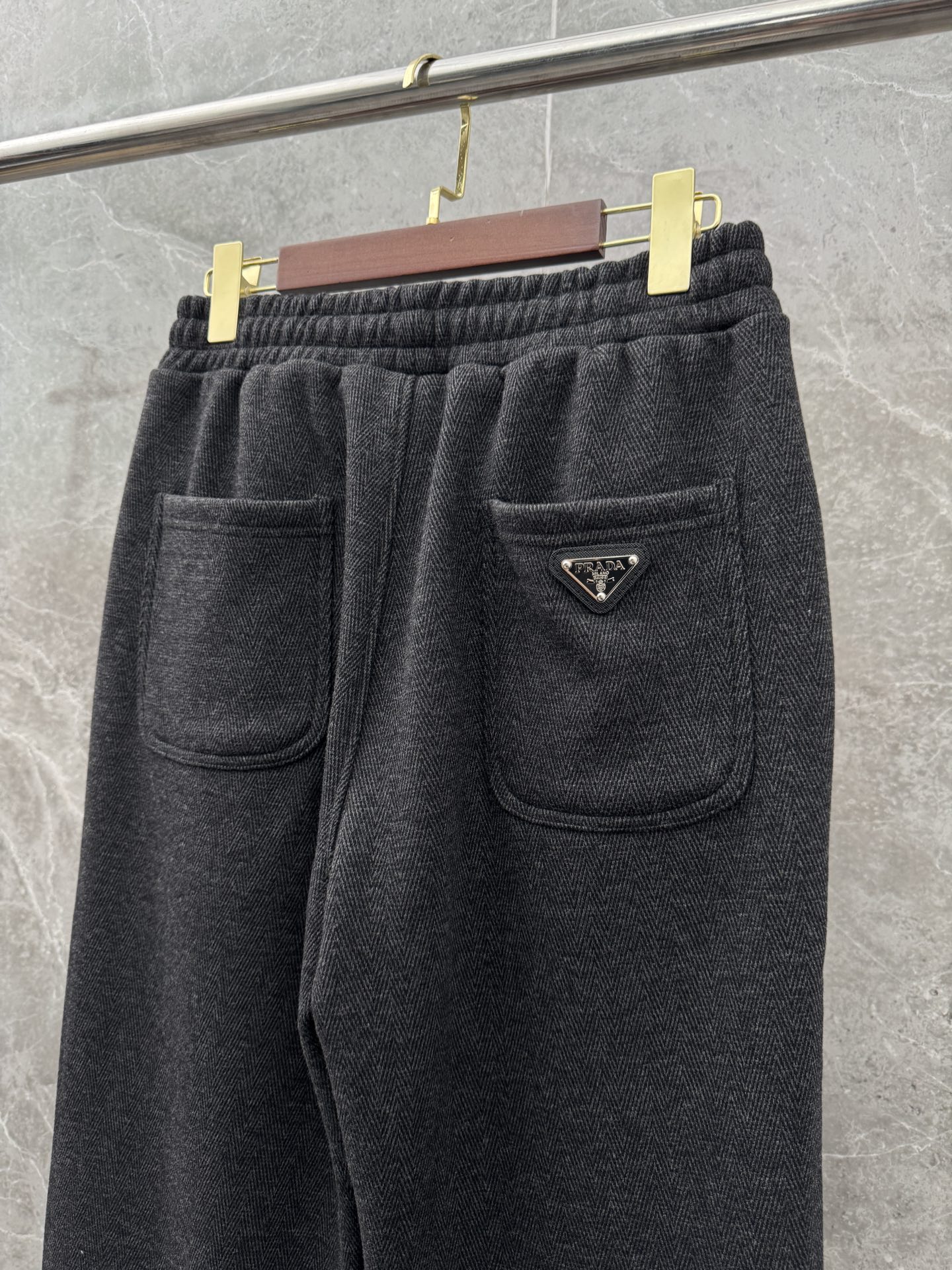 P240  普家🌈🌈新款加绒老钱风直筒裤，3D立裁！垂顺直筒长裤醋酸羊毛裤秋冬加绒加厚保暖，超级舒适透气！侧边标识点缀，版型上身效果洋气十足！商务休闲两用，
颜色：黑色、灰色、浅卡色
码数：M-XXXL