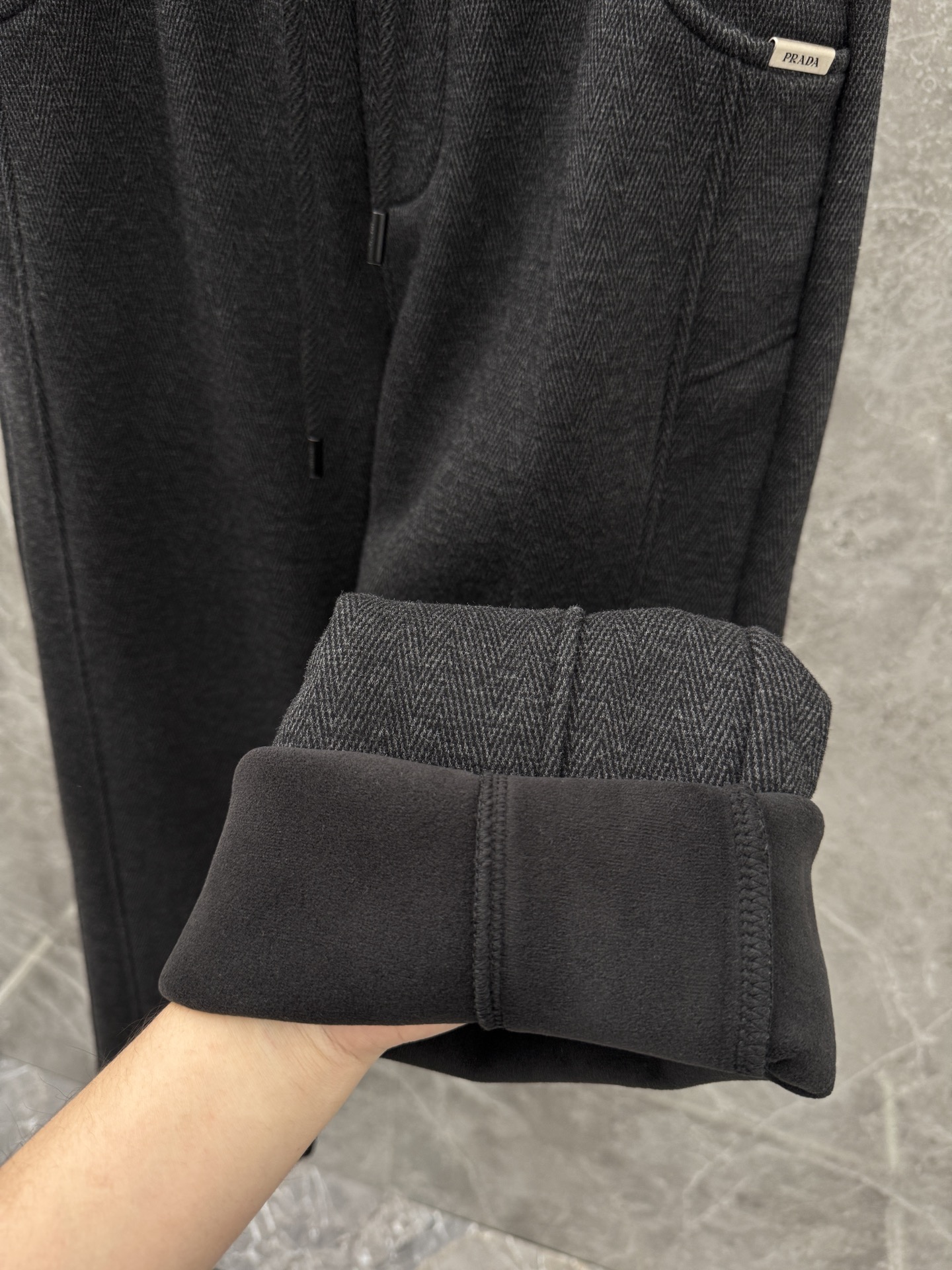 P240  普家🌈🌈新款加绒老钱风直筒裤，3D立裁！垂顺直筒长裤醋酸羊毛裤秋冬加绒加厚保暖，超级舒适透气！侧边标识点缀，版型上身效果洋气十足！商务休闲两用，
颜色：黑色、灰色、浅卡色
码数：M-XXXL