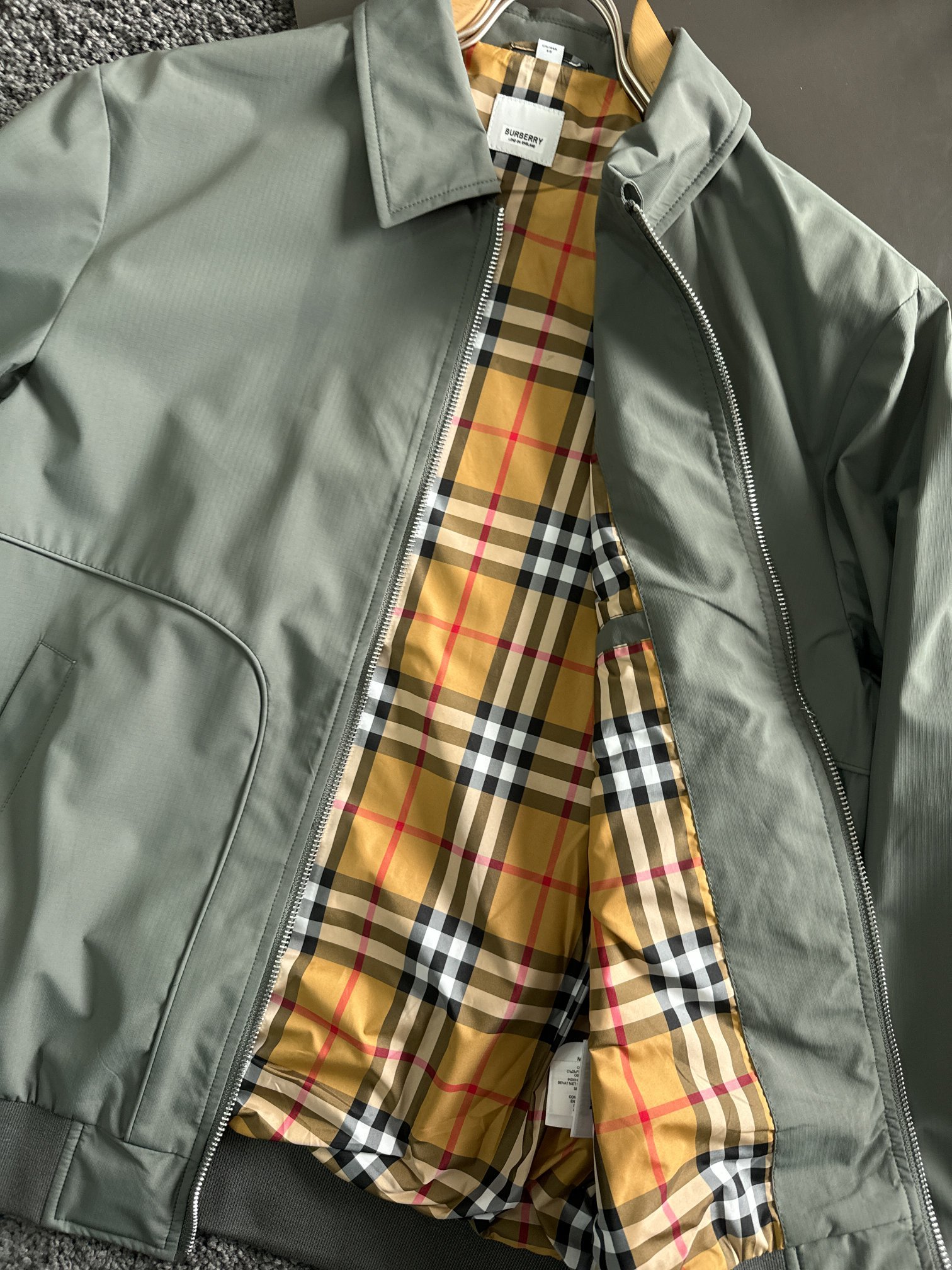 Bur*巴宝莉24早春新款男士商务时尚休闲战马立领风衣夹克这是一款简约时尚兼顾的一款让你体验最舒适的穿衣