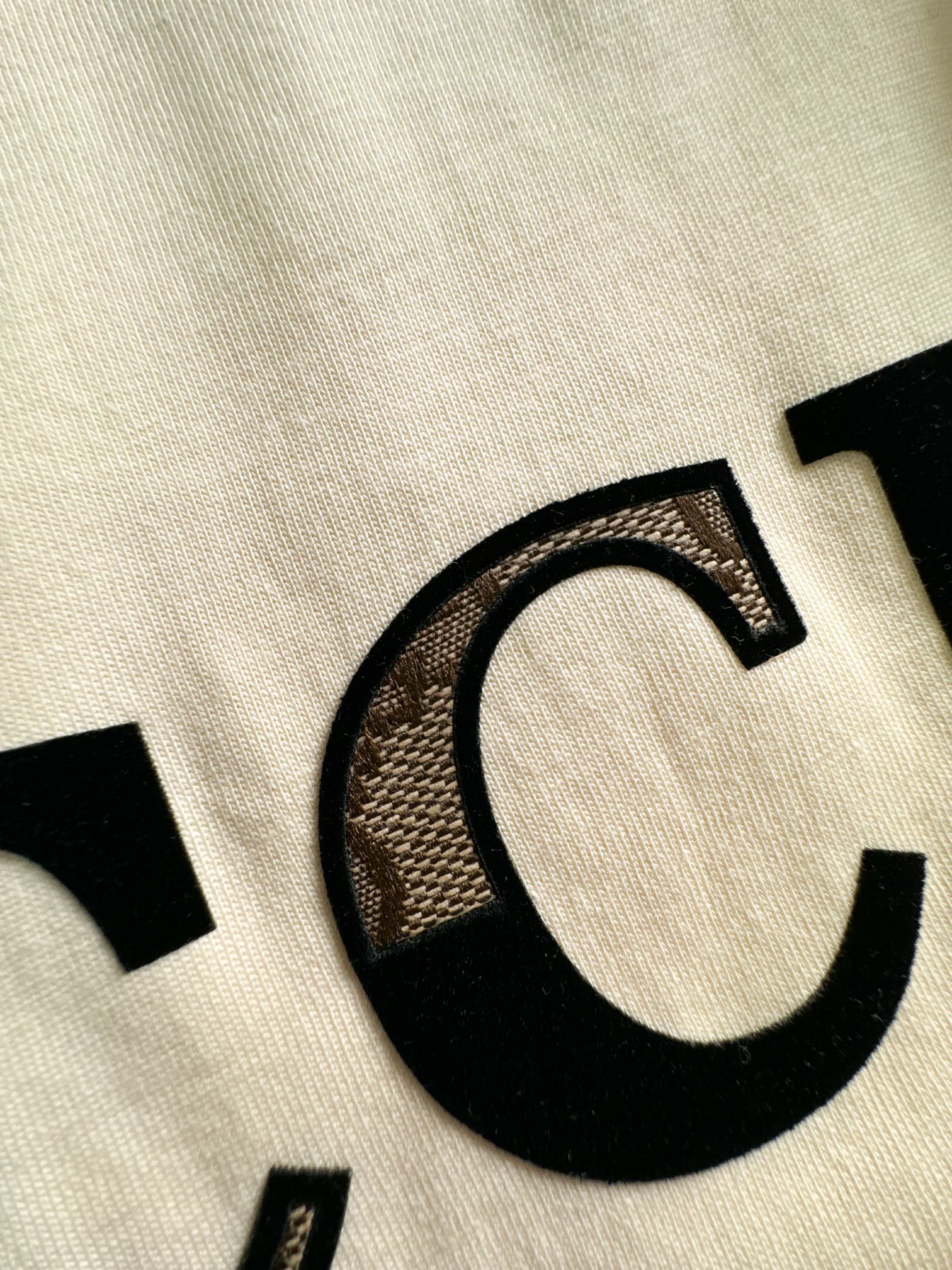 Gucc*24春夏新款字母logo贴布植绒绣互扣式双G短袖T恤具备独特个性的重工单品完美演绎时髦态度跟前