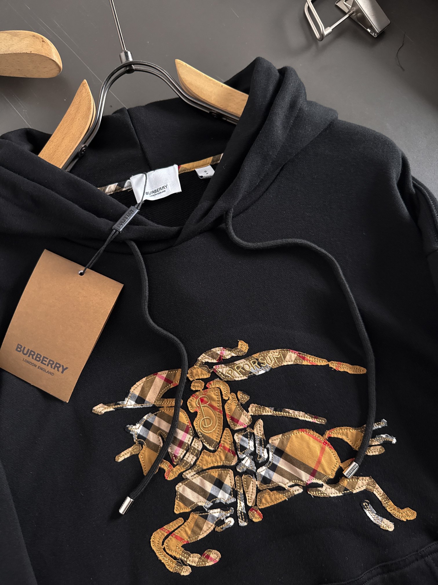Burberry Black Cotton Hoodie with Equestrian Knight Design - Cozy & Stylish 4 a1754399301984 6754