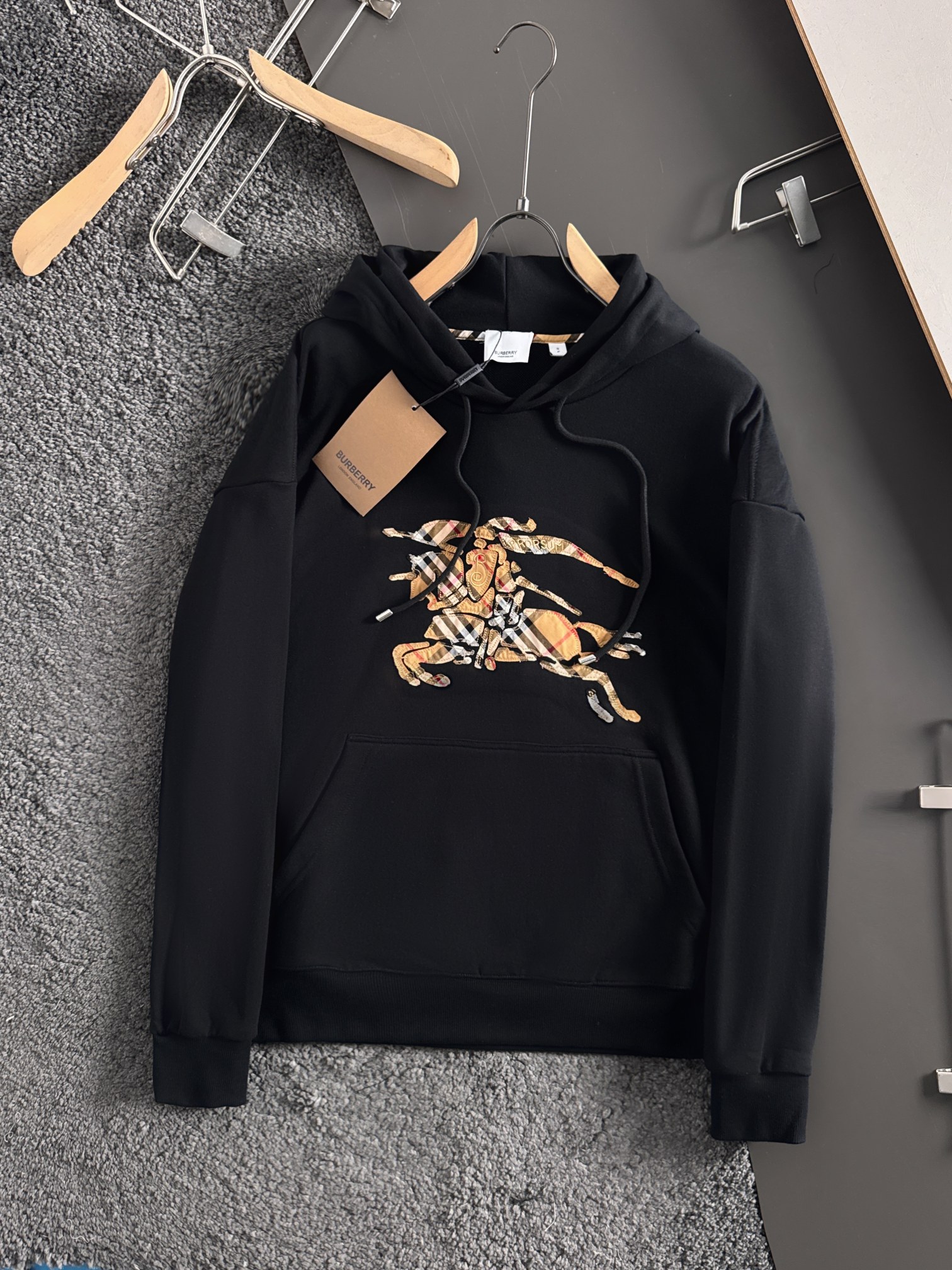 Burberry Black Cotton Hoodie with Equestrian Knight Design - Cozy & Stylish 2 a1754399303284 3432