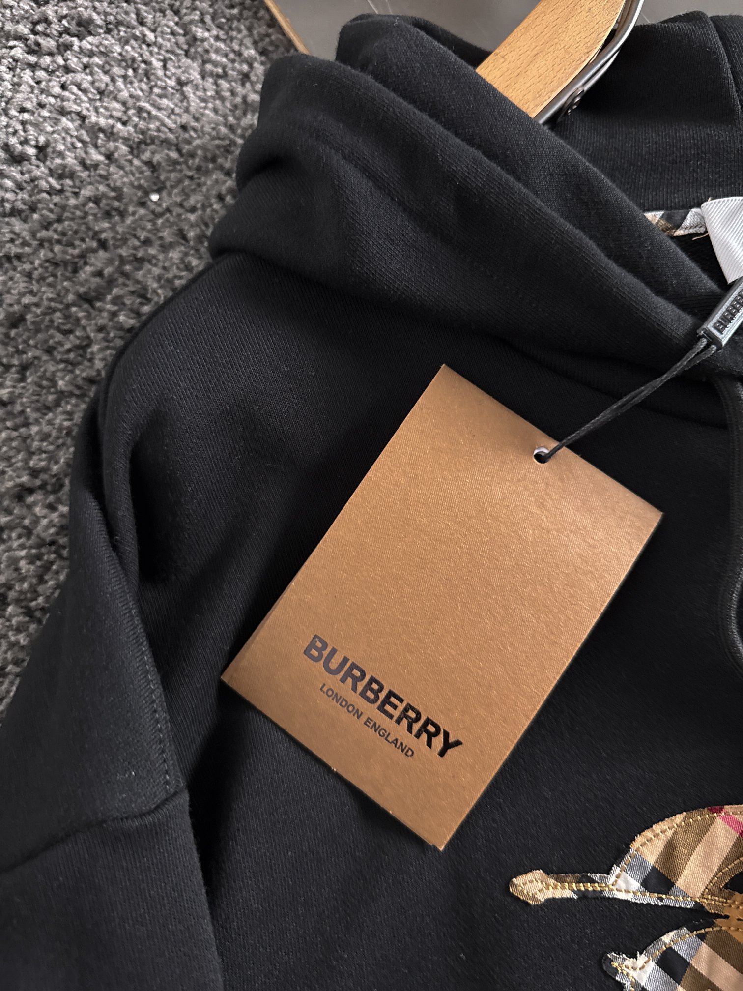 Burberry Black Cotton Hoodie with Equestrian Knight Design - Cozy & Stylish 7 a1754399305458 2563