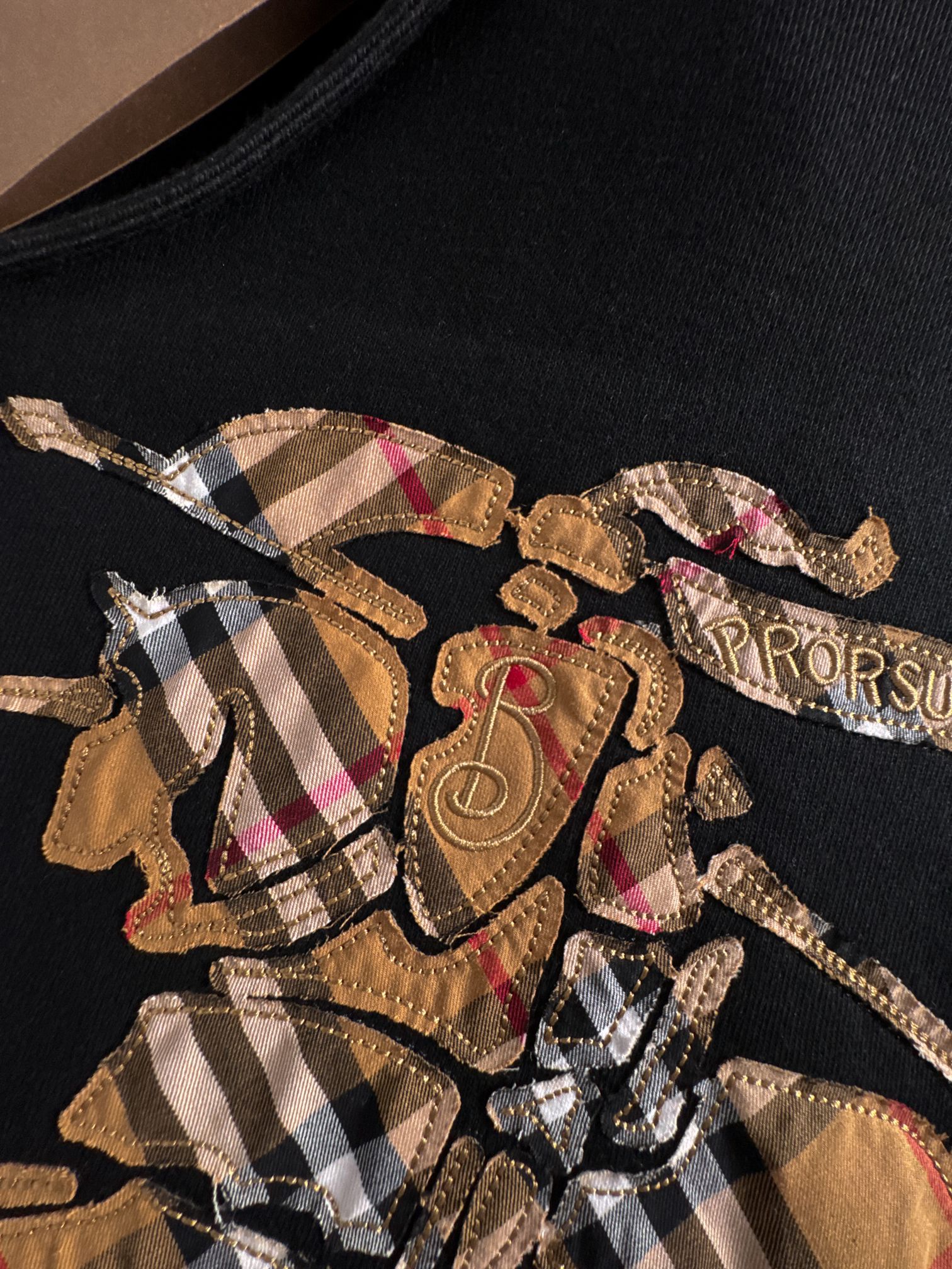 Burberry Black Cotton Hoodie with Equestrian Knight Design - Cozy & Stylish 9 a1754399305522 7248