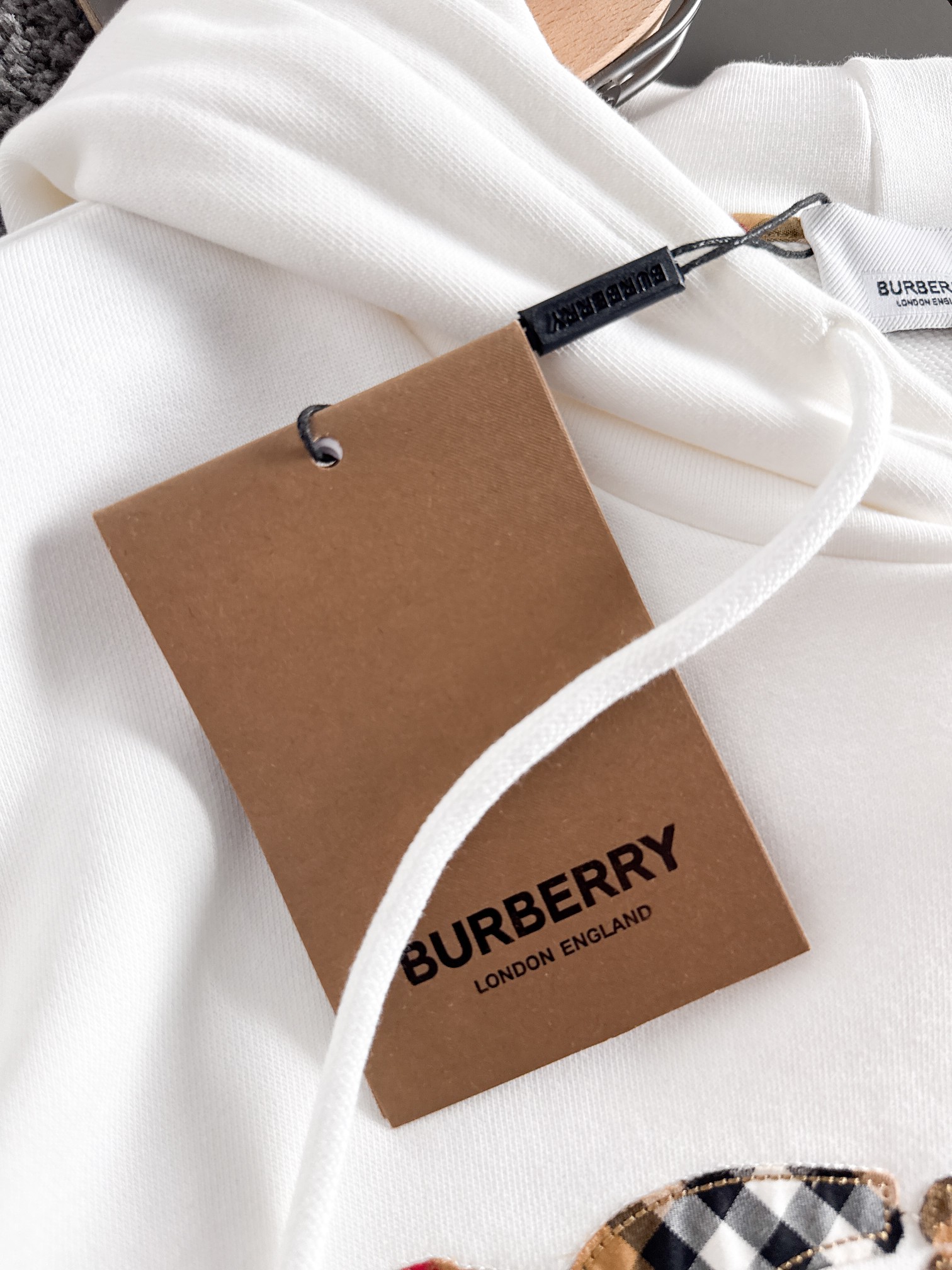 Burberry White Cotton Hoodie with Equestrian Knight Design for Women 9 a1754399355324 5508