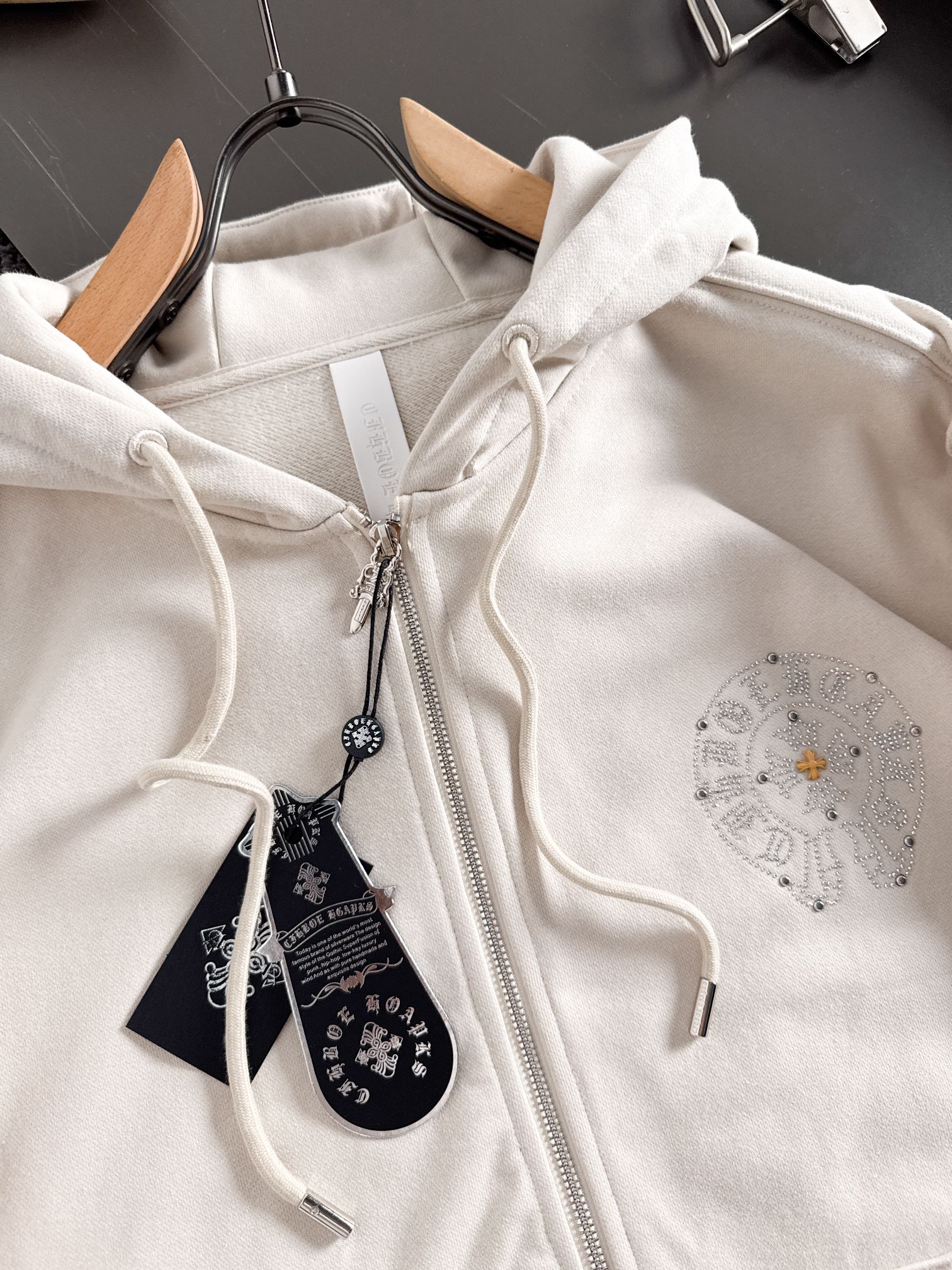 CH 新款连帽烫钻拉链卫衣～男女同款，正反都无敌漂亮，胸口➕后背烫钻图案装饰，再搭配银色金属刻印做旧拉链