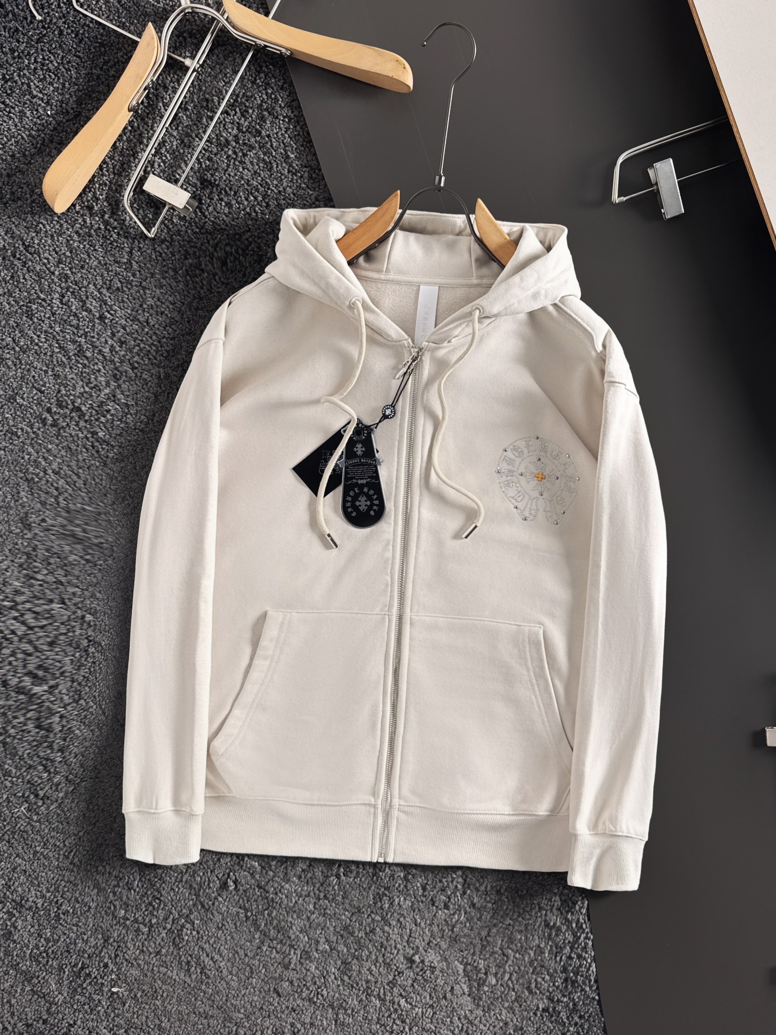 CH 新款连帽烫钻拉链卫衣～男女同款，正反都无敌漂亮，胸口➕后背烫钻图案装饰，再搭配银色金属刻印做旧拉链