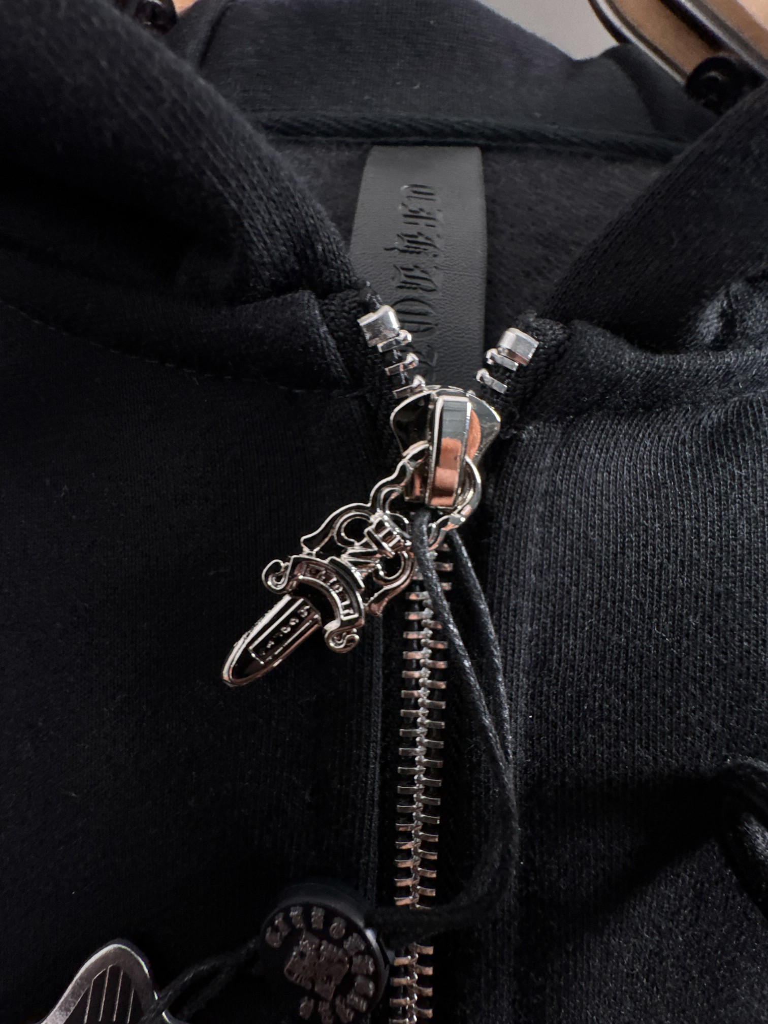 CH 新款连帽烫钻拉链卫衣～男女同款，正反都无敌漂亮，胸口➕后背烫钻图案装饰，再搭配银色金属刻印做旧拉链