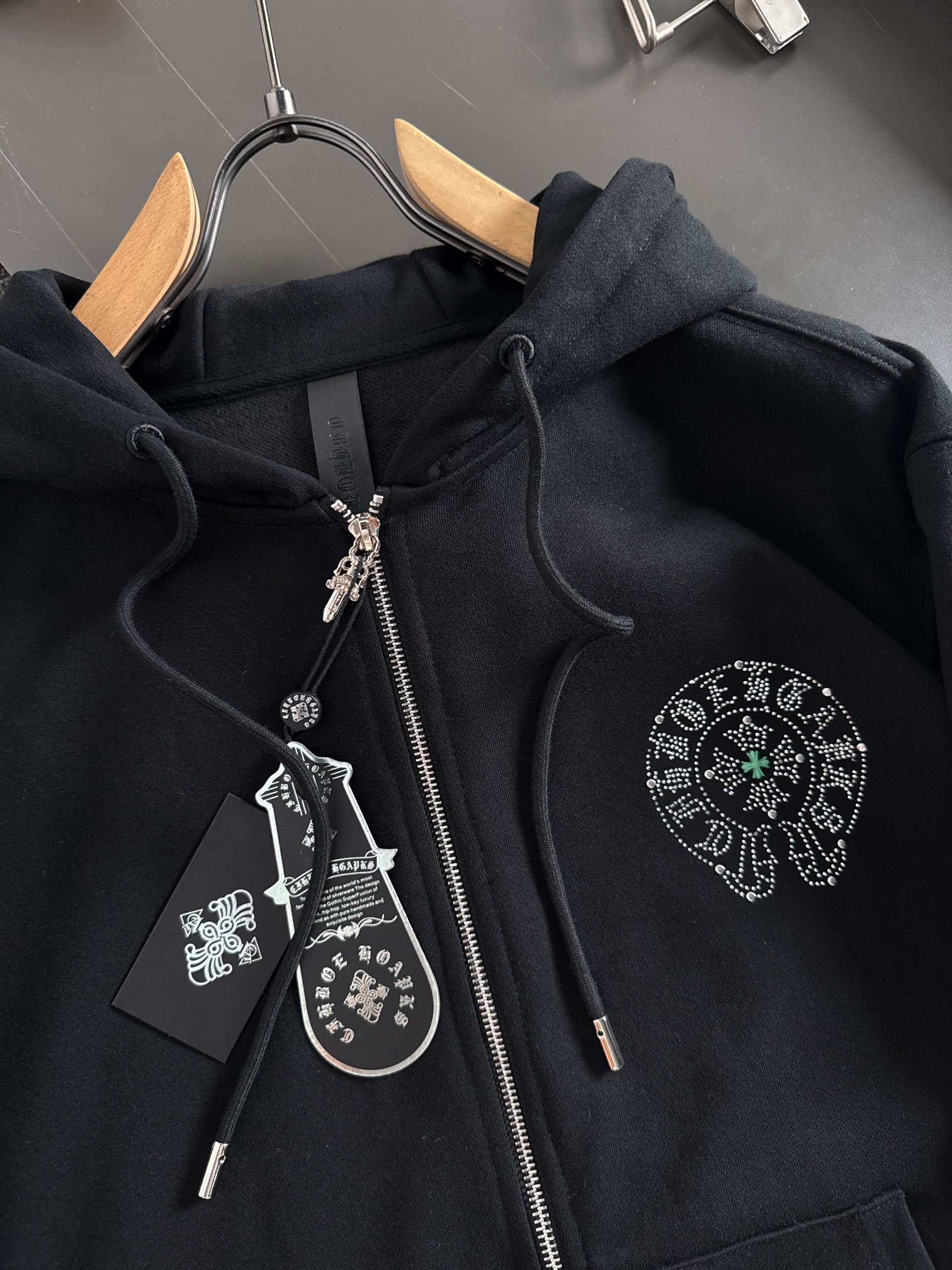 CH 新款连帽烫钻拉链卫衣～男女同款，正反都无敌漂亮，胸口➕后背烫钻图案装饰，再搭配银色金属刻印做旧拉链