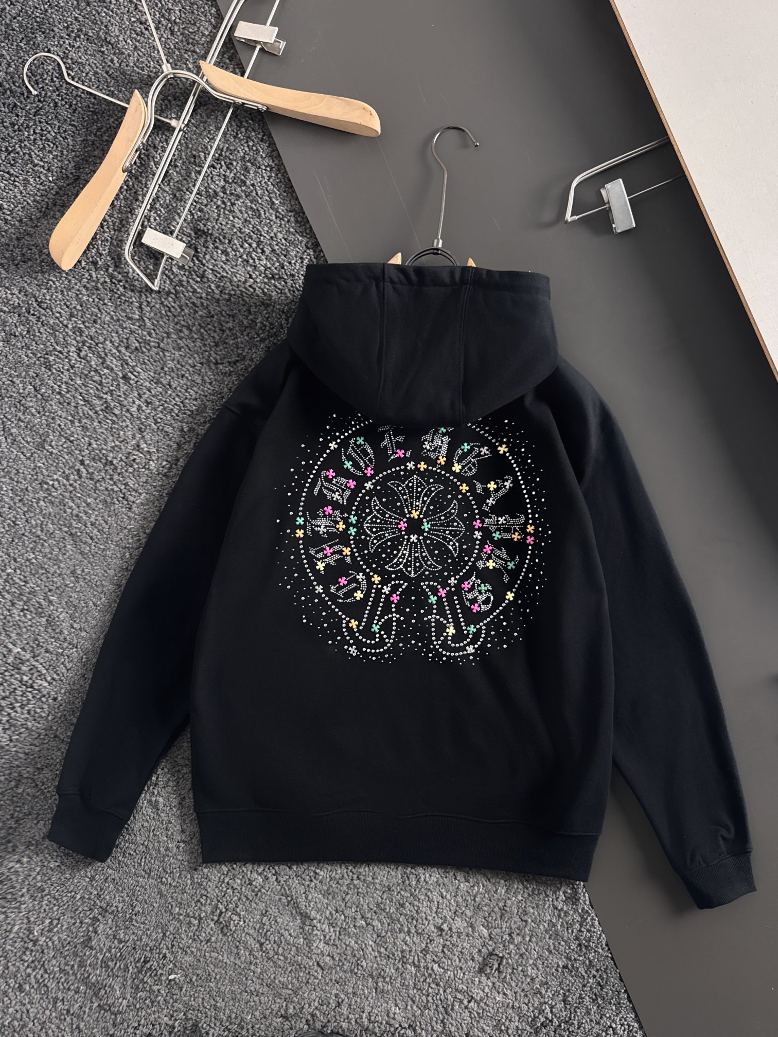 CH 新款连帽烫钻拉链卫衣～男女同款，正反都无敌漂亮，胸口➕后背烫钻图案装饰，再搭配银色金属刻印做旧拉链