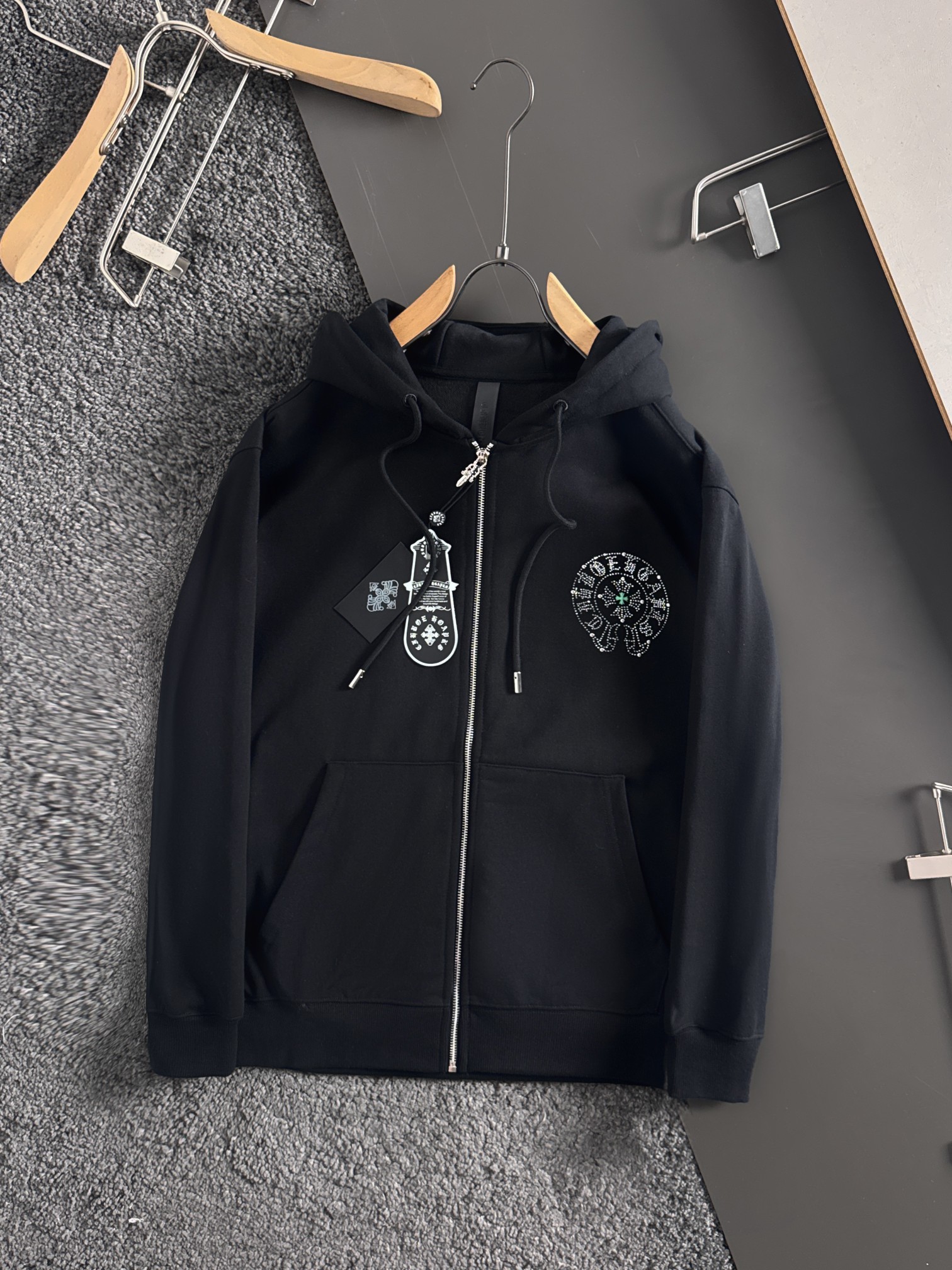 CH 新款连帽烫钻拉链卫衣～男女同款，正反都无敌漂亮，胸口➕后背烫钻图案装饰，再搭配银色金属刻印做旧拉链