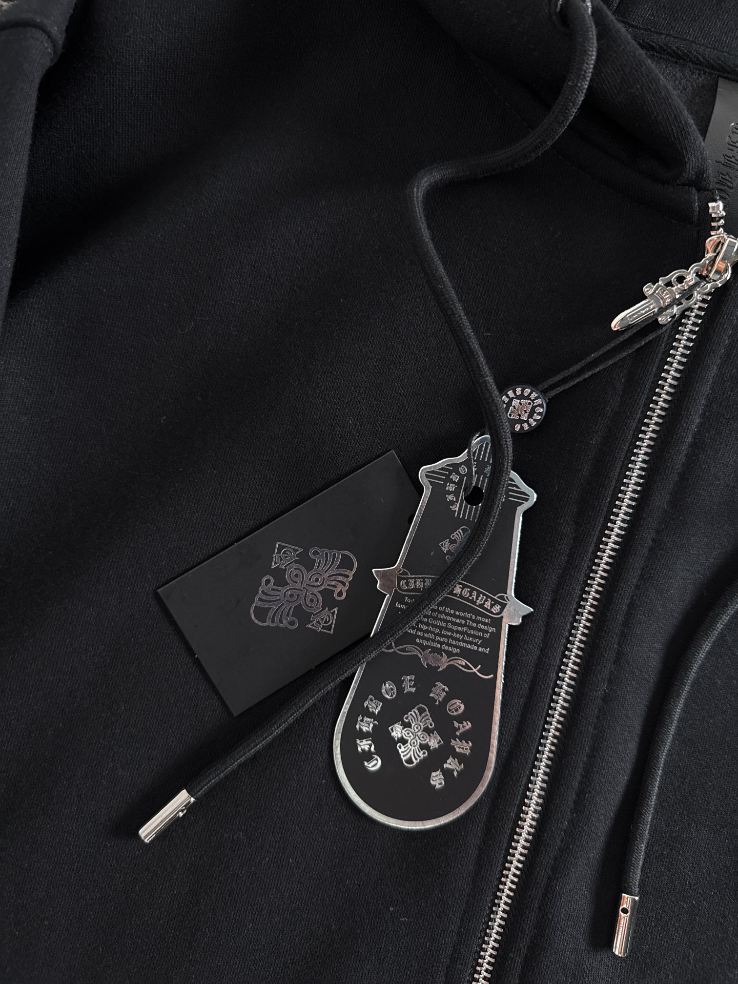 CH 新款连帽烫钻拉链卫衣～男女同款，正反都无敌漂亮，胸口➕后背烫钻图案装饰，再搭配银色金属刻印做旧拉链