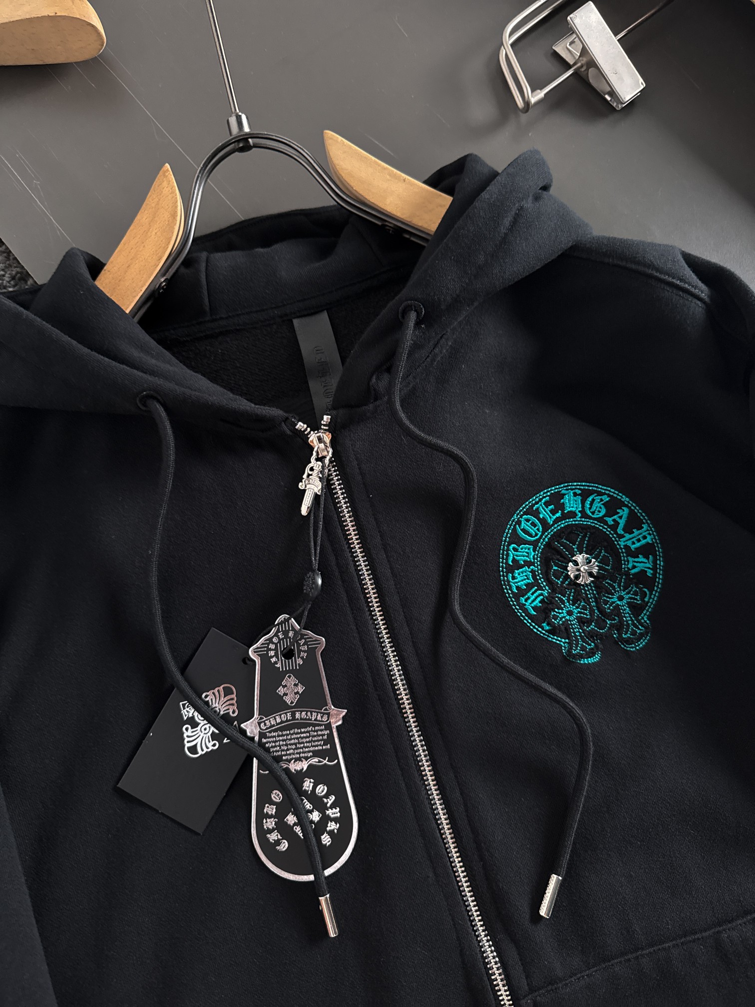 CH 新款连帽重工洗水贴布刺绣拉链卫衣～男女同款，正反都无敌漂亮，胸口➕后背刺绣图案装饰，再搭配银色金属