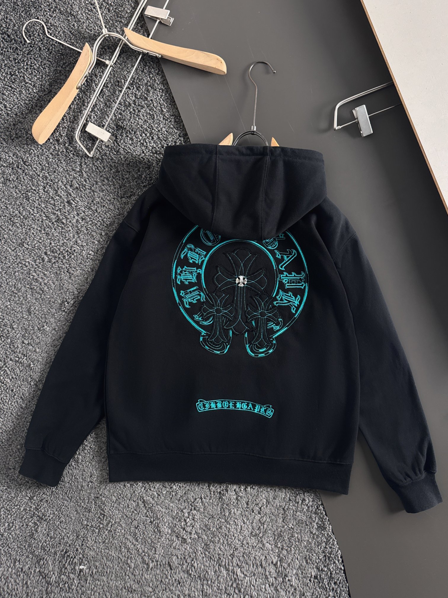 CH 新款连帽重工洗水贴布刺绣拉链卫衣～男女同款，正反都无敌漂亮，胸口➕后背刺绣图案装饰，再搭配银色金属