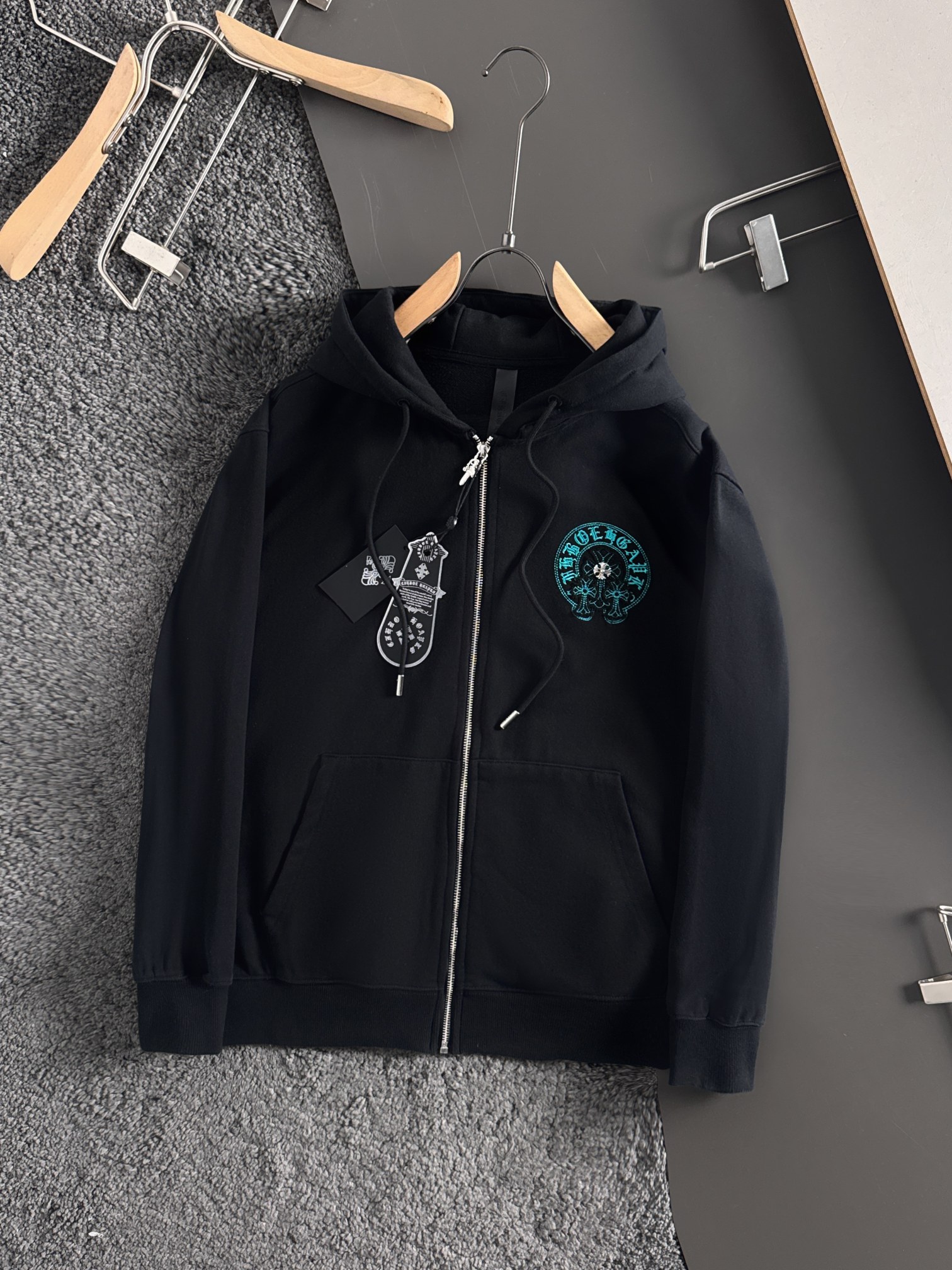 CH 新款连帽重工洗水贴布刺绣拉链卫衣～男女同款，正反都无敌漂亮，胸口➕后背刺绣图案装饰，再搭配银色金属