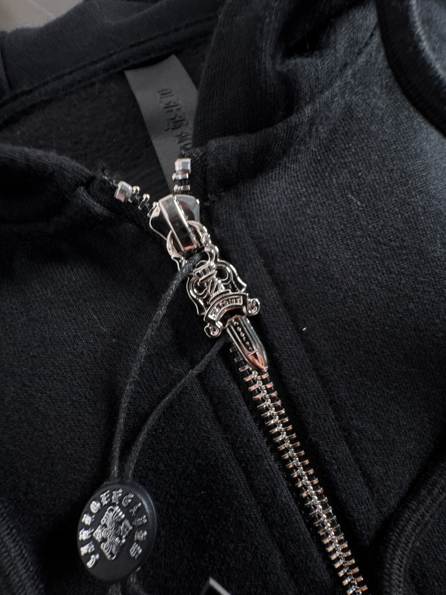 CH 新款连帽重工洗水贴布刺绣拉链卫衣～男女同款，正反都无敌漂亮，胸口➕后背刺绣图案装饰，再搭配银色金属