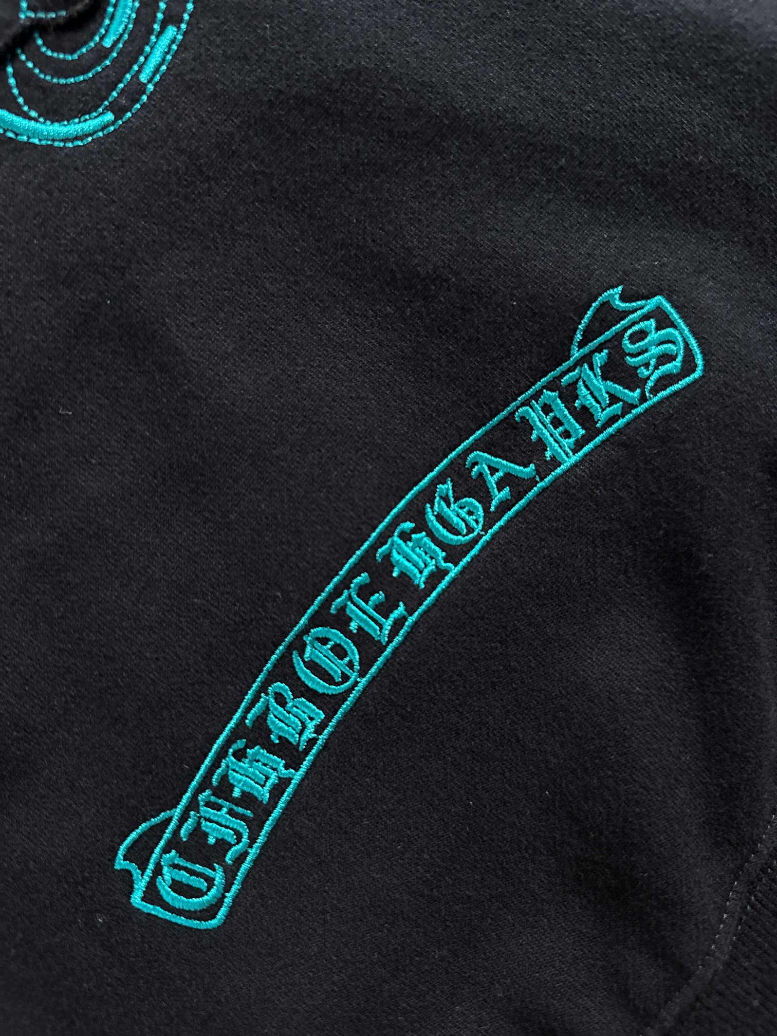 CH 新款连帽重工洗水贴布刺绣拉链卫衣～男女同款，正反都无敌漂亮，胸口➕后背刺绣图案装饰，再搭配银色金属