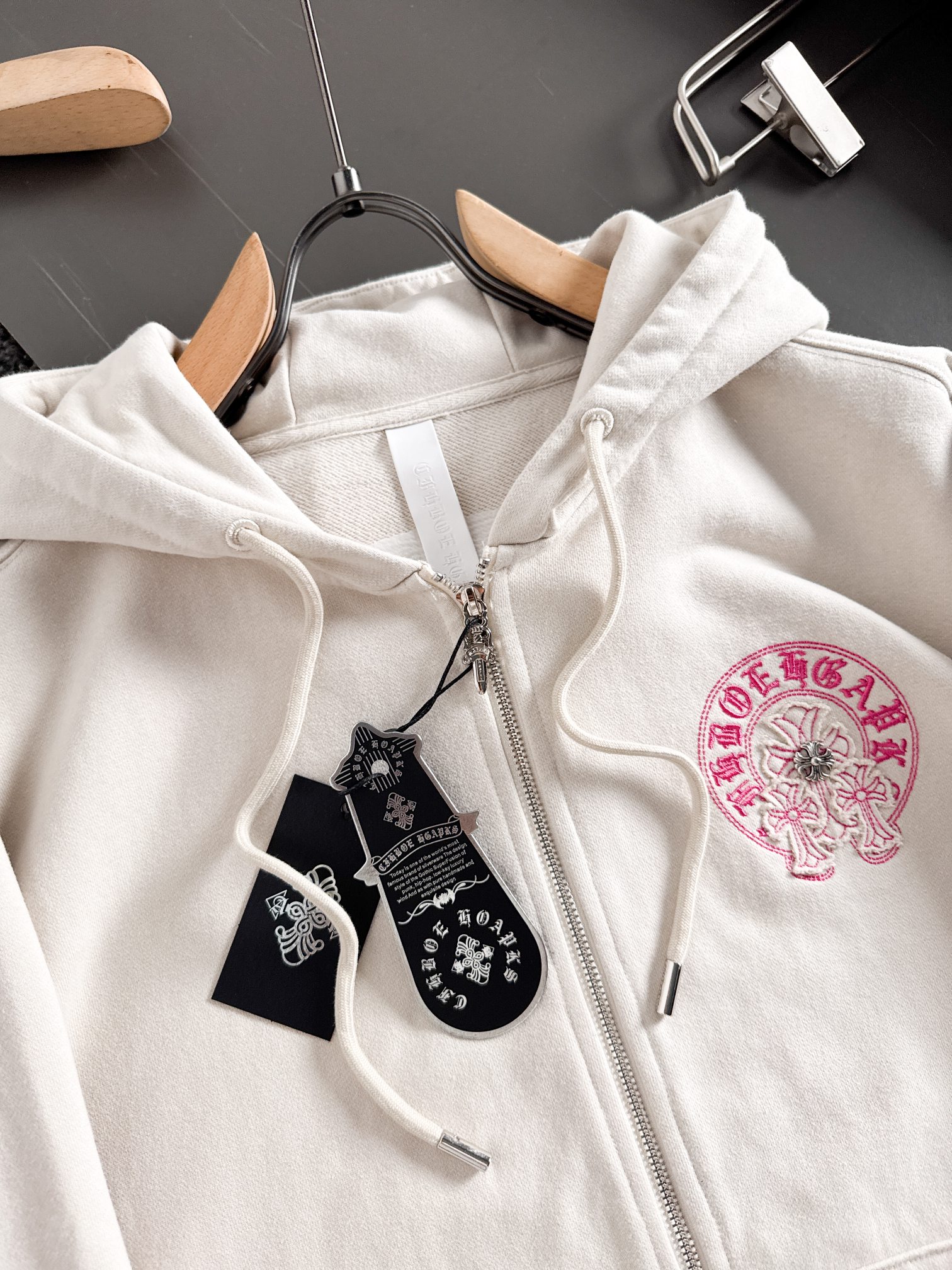 CH 新款连帽重工洗水贴布刺绣拉链卫衣～男女同款，正反都无敌漂亮，胸口➕后背刺绣图案装饰，再搭配银色金属