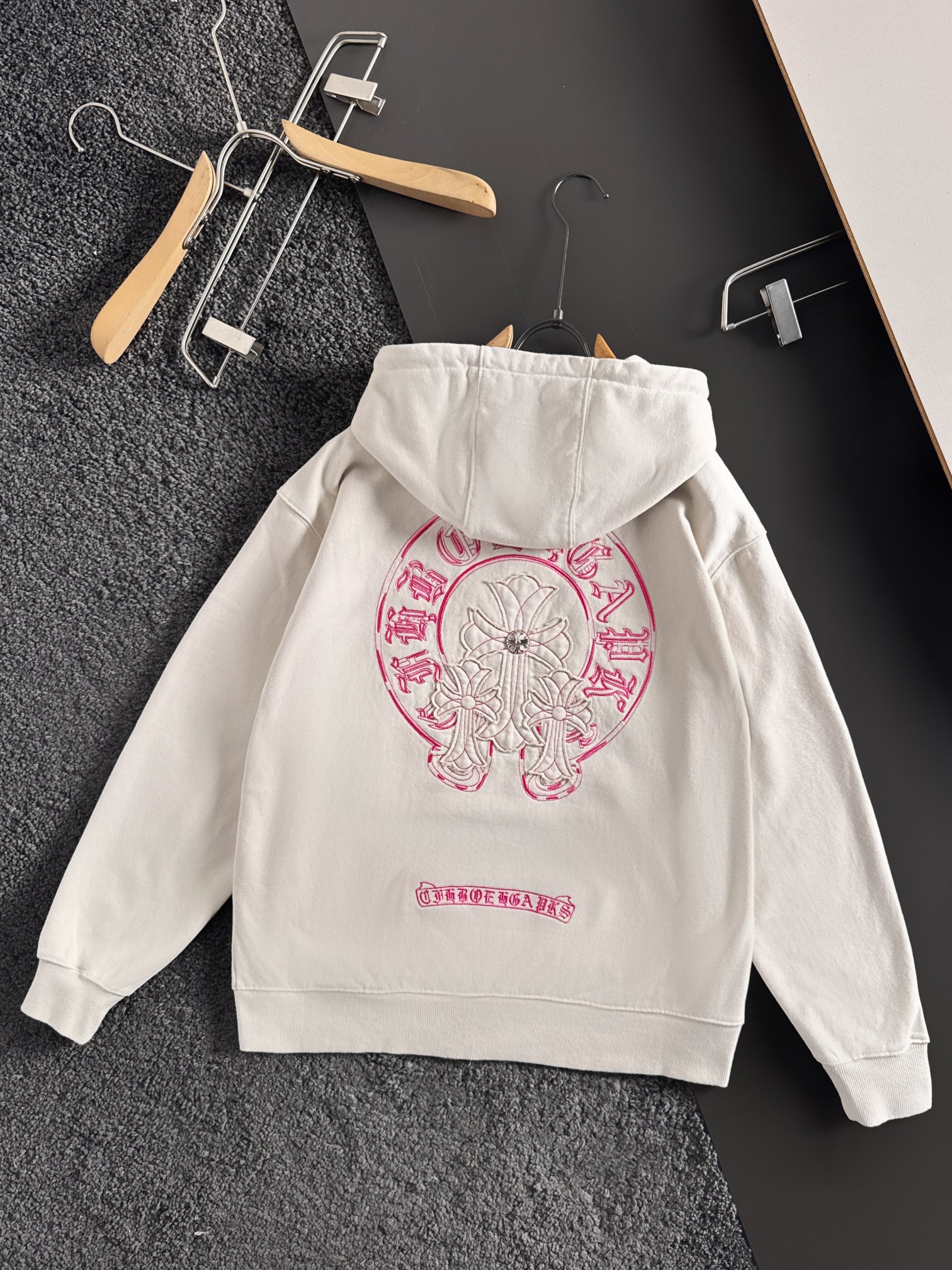 CH 新款连帽重工洗水贴布刺绣拉链卫衣～男女同款，正反都无敌漂亮，胸口➕后背刺绣图案装饰，再搭配银色金属