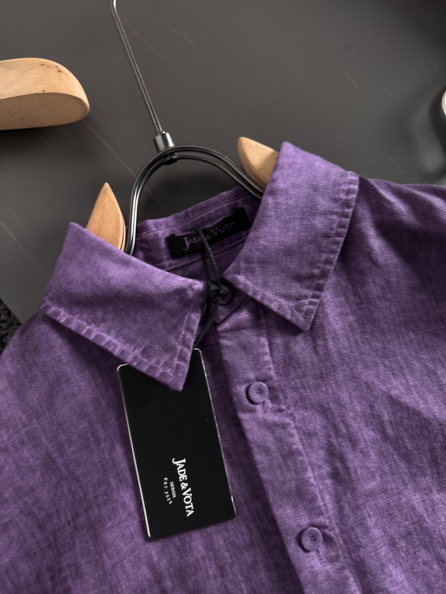 新系列♟️洗水亚麻衬衫面料自带高级感，胸前小标点缀，简约又别致，穿上它，松弛与精致一键拿捏～码数：S-X