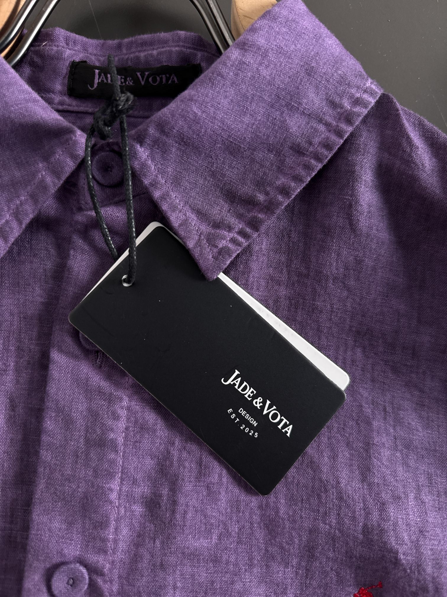 新系列♟️洗水亚麻衬衫面料自带高级感，胸前小标点缀，简约又别致，穿上它，松弛与精致一键拿捏～码数：S-X