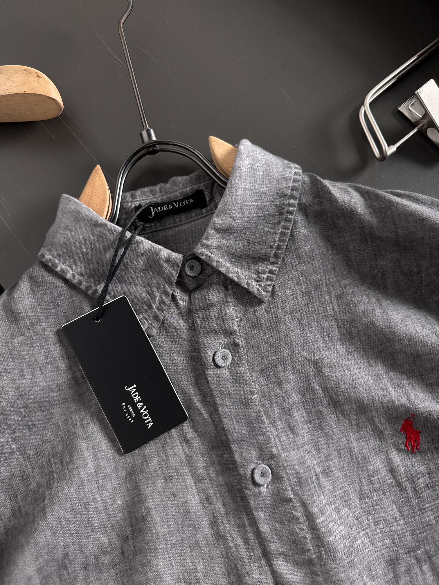 新系列♟️洗水亚麻衬衫面料自带高级感，胸前小标点缀，简约又别致，穿上它，松弛与精致一键拿捏～码数：S-X