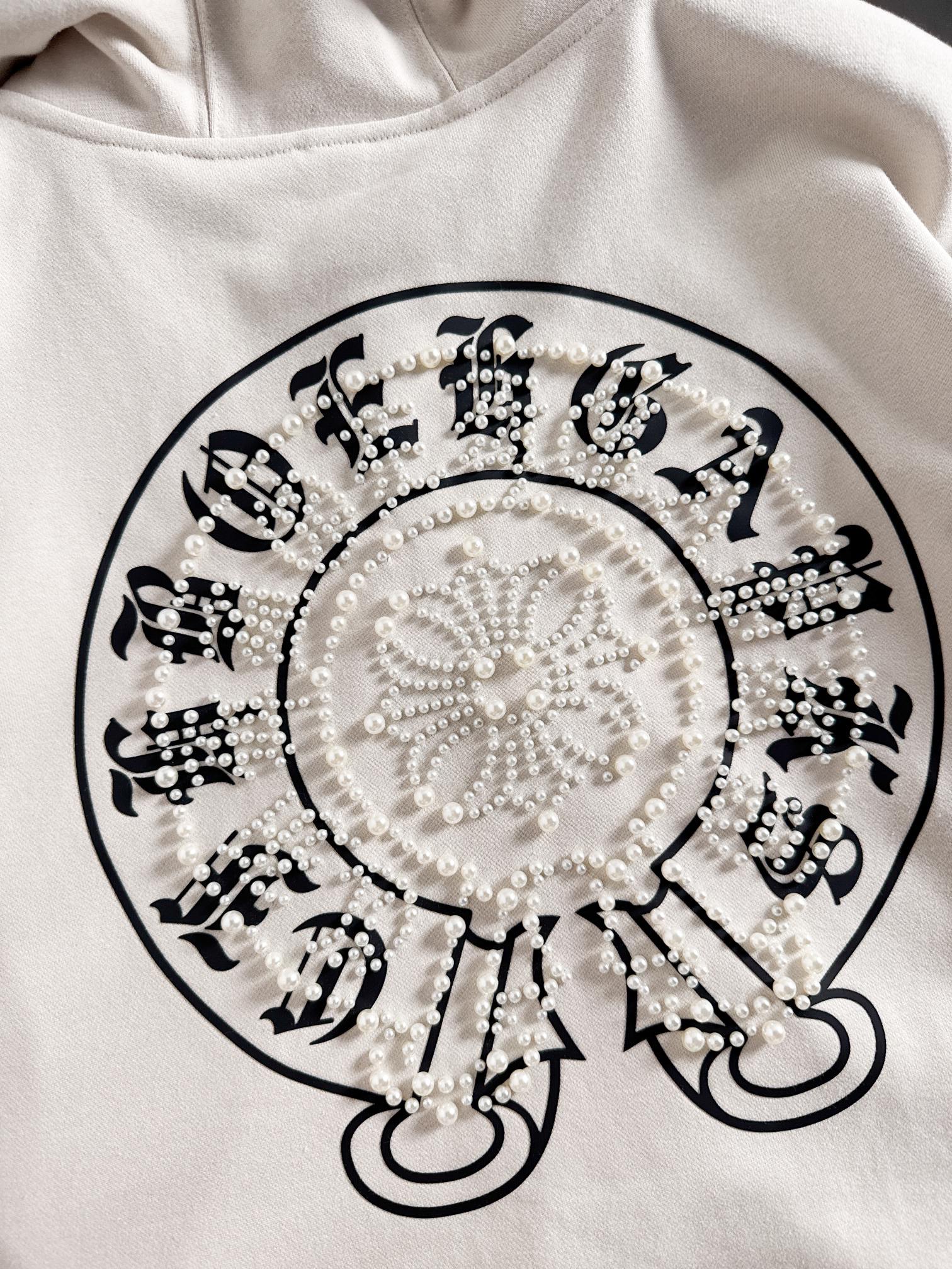 CH 新款连帽重工订珠拉链卫衣～男女同款，正反都无敌漂亮，胸口➕后背订珠图案装饰，再搭配银色金属刻印做旧