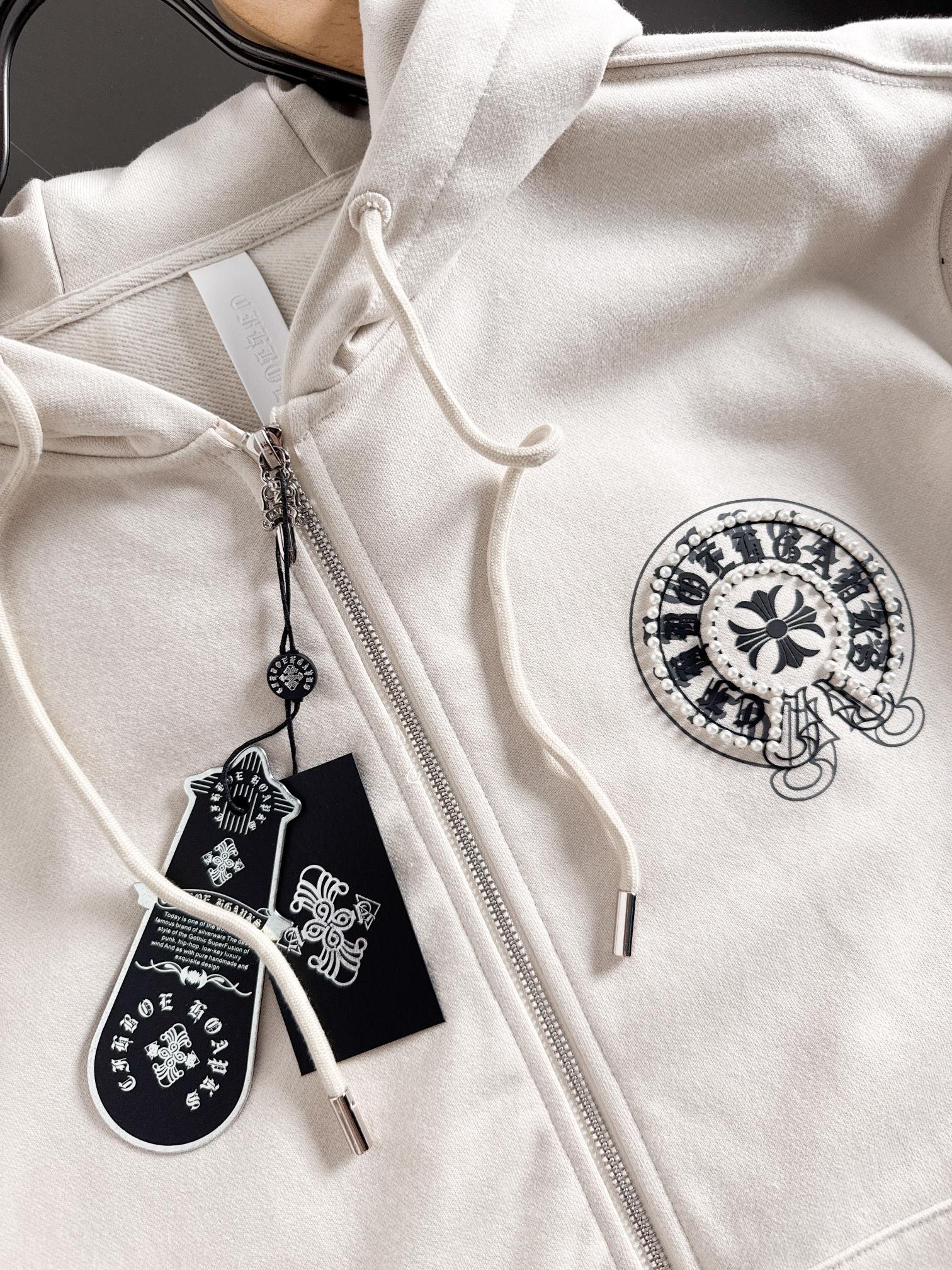 CH 新款连帽重工订珠拉链卫衣～男女同款，正反都无敌漂亮，胸口➕后背订珠图案装饰，再搭配银色金属刻印做旧