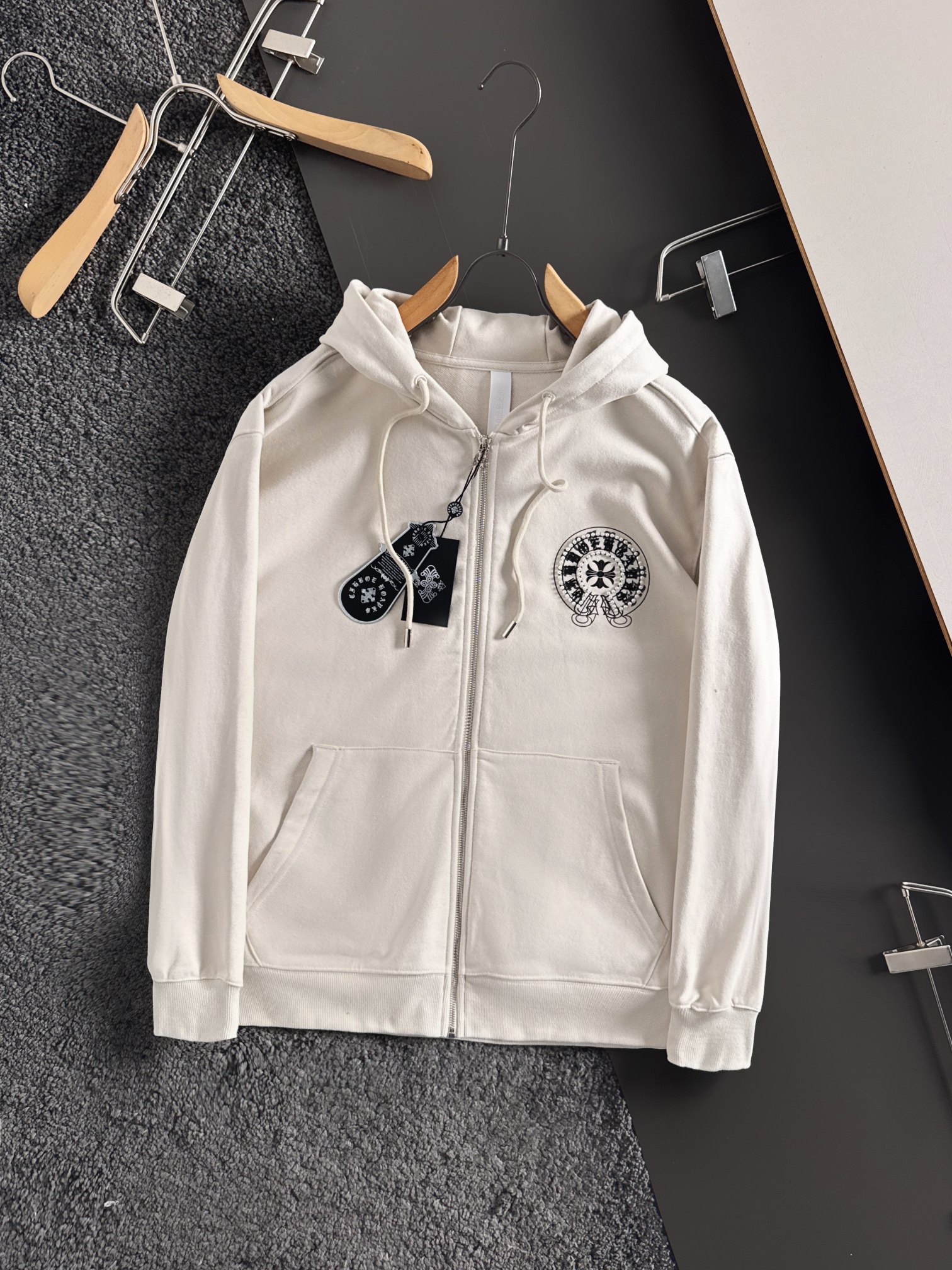 CH 新款连帽重工订珠拉链卫衣～男女同款，正反都无敌漂亮，胸口➕后背订珠图案装饰，再搭配银色金属刻印做旧